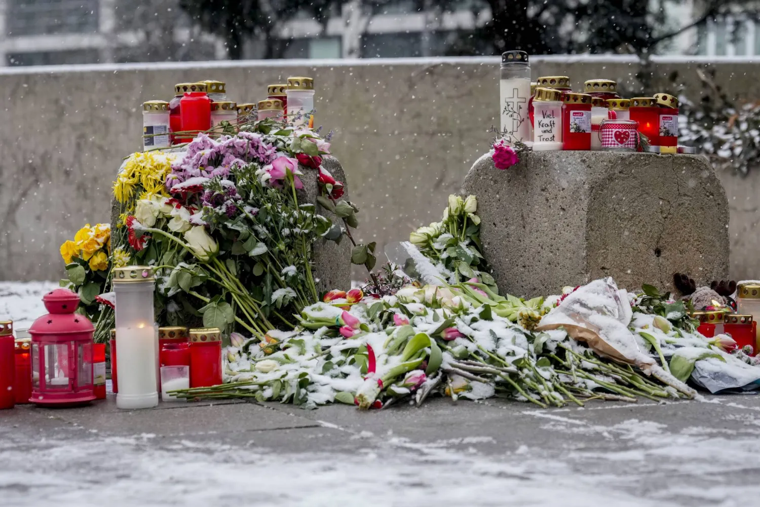 وُضعت الزهور والشموع في ميونيخ بالقرب من المكان الذي دهست فيه سيارة مجموعة من المتظاهرين قبل 3 أيام (أ.ب)