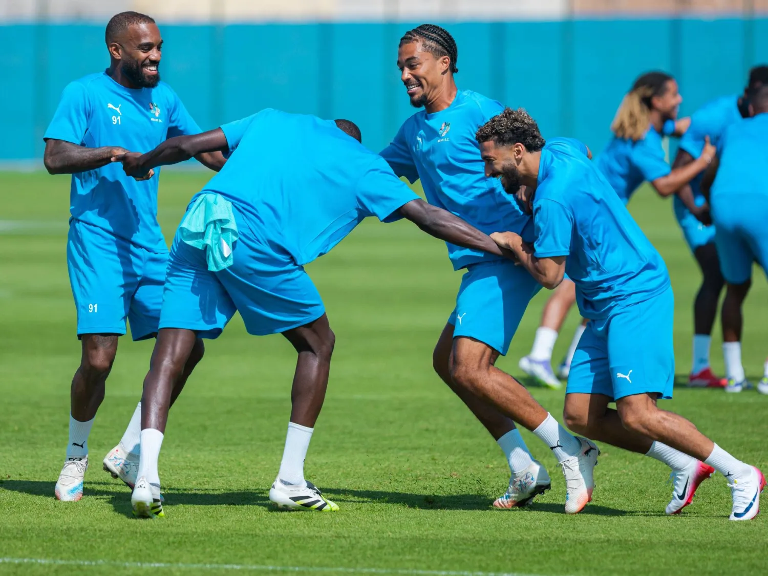 لاكازيت وبن رحمة وناثان زيزي خلال تدريبات الفريق (نادي نيوم)