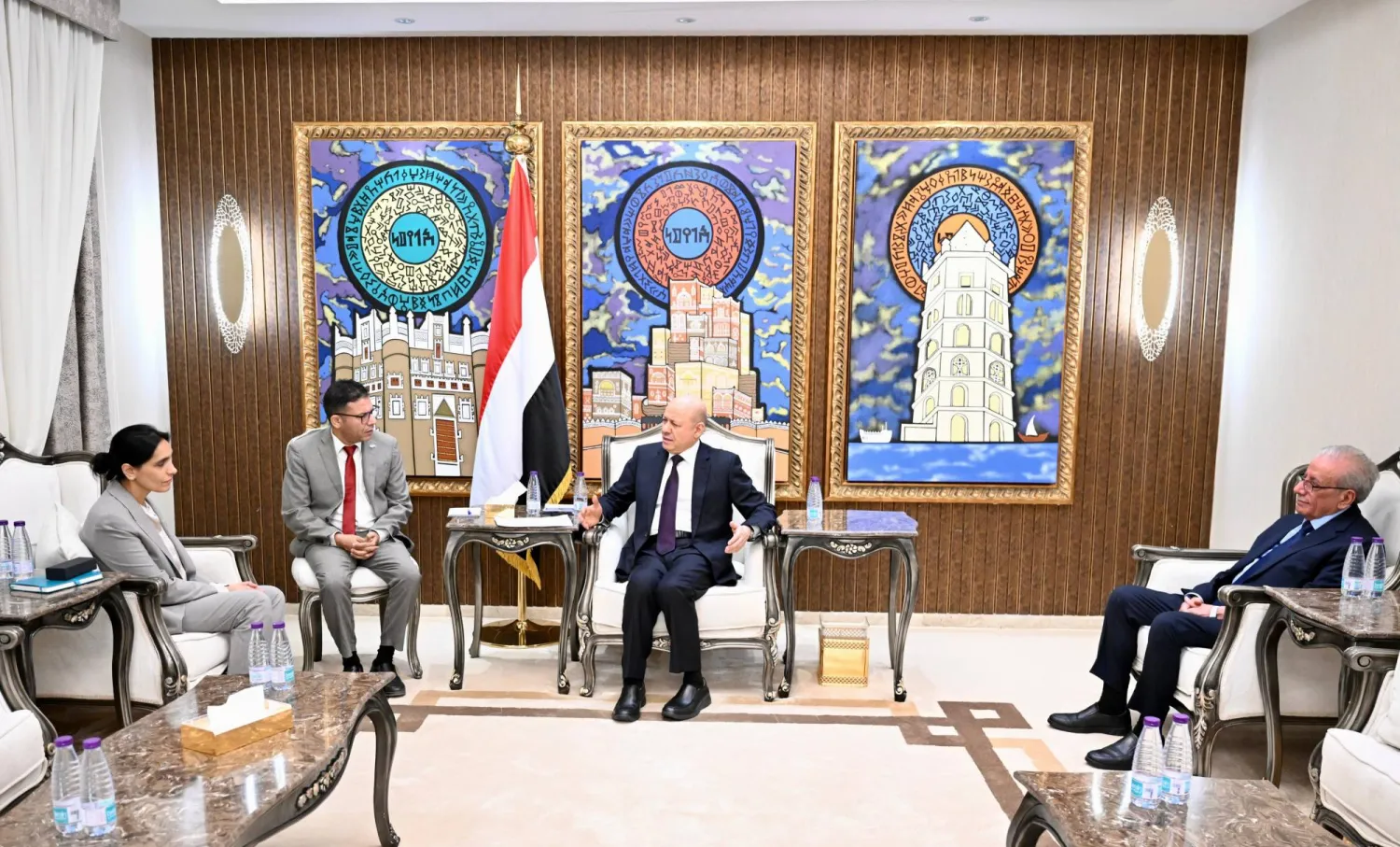 الرئيس العليمي خلال استقباله السفيرة البريطانية لدى اليمن عبدة شريف (سبأ)