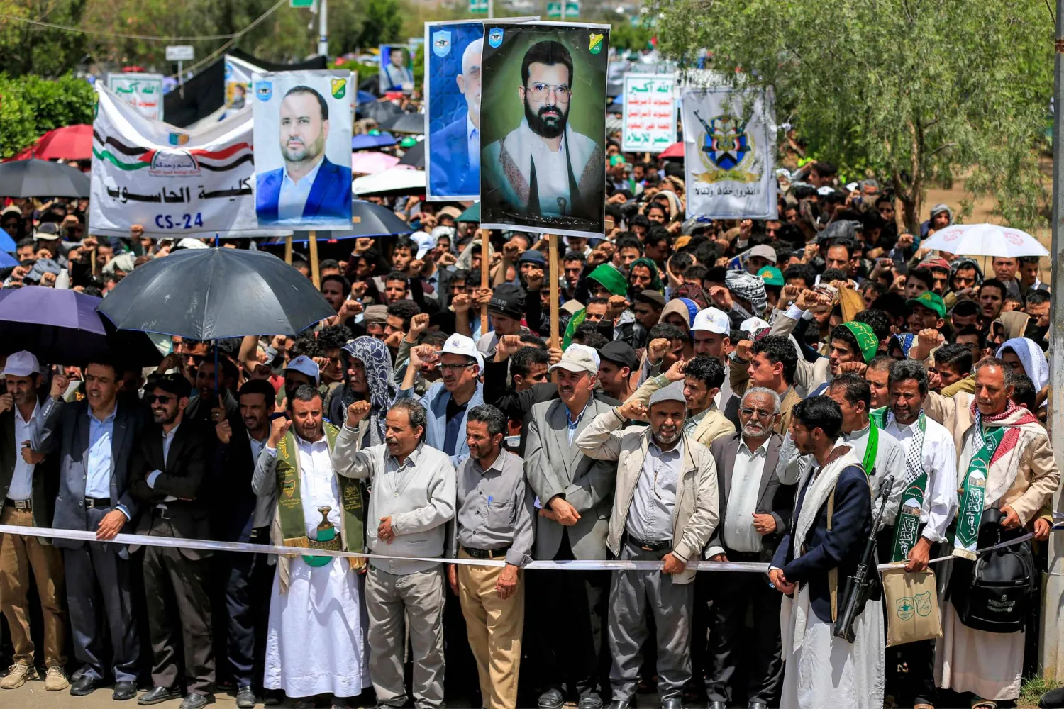 الحوثيون يسعون إلى الهيمنة المطلقة على الأحزاب والقوى السياسية في مناطق سيطرتهم (أ.ف.ب)