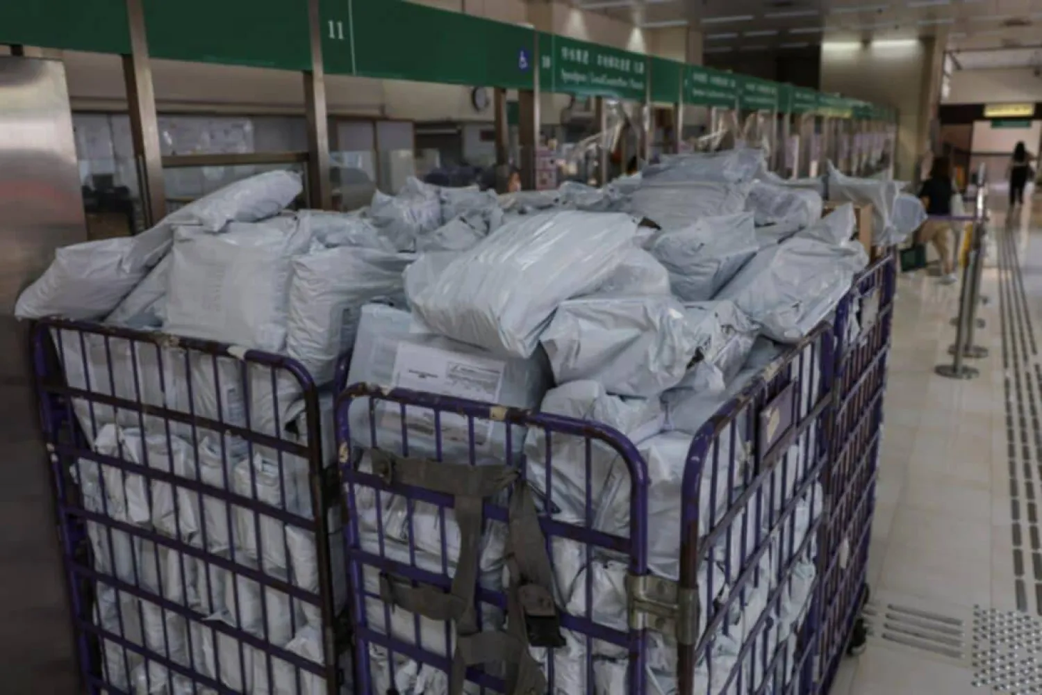 طرود بانتظار المعالجة في هونغ كونغ بعد تعليق بعض الشحنات المتجهة إلى الولايات المتحدة بسبب قواعد جمركية جديدة (رويترز)