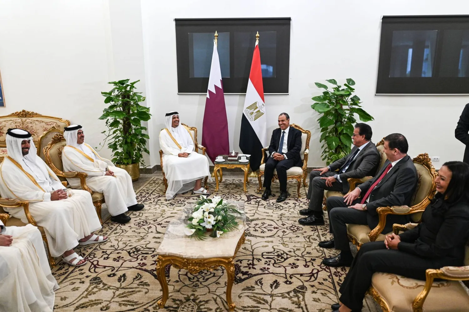 وزير الخارجية المصري بدر عبد العاطي يلتقي رئيس الوزراء ووزير الخارجية القطري محمد بن عبد الرحمن بن جاسم آل ثاني بمقر مجلس الوزراء بمدينة العلمين الجديدة بمصر 28 أغسطس 2025 (إ.ب.أ)