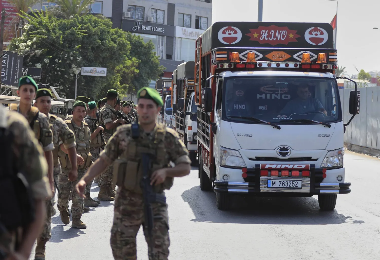 جنود من الجيش اللبناني يواكبون شاحنة تحمل أسلحة فلسطينية سلمتها «منظمة التحرير» للسلطات اللبنانية (أ.ب)