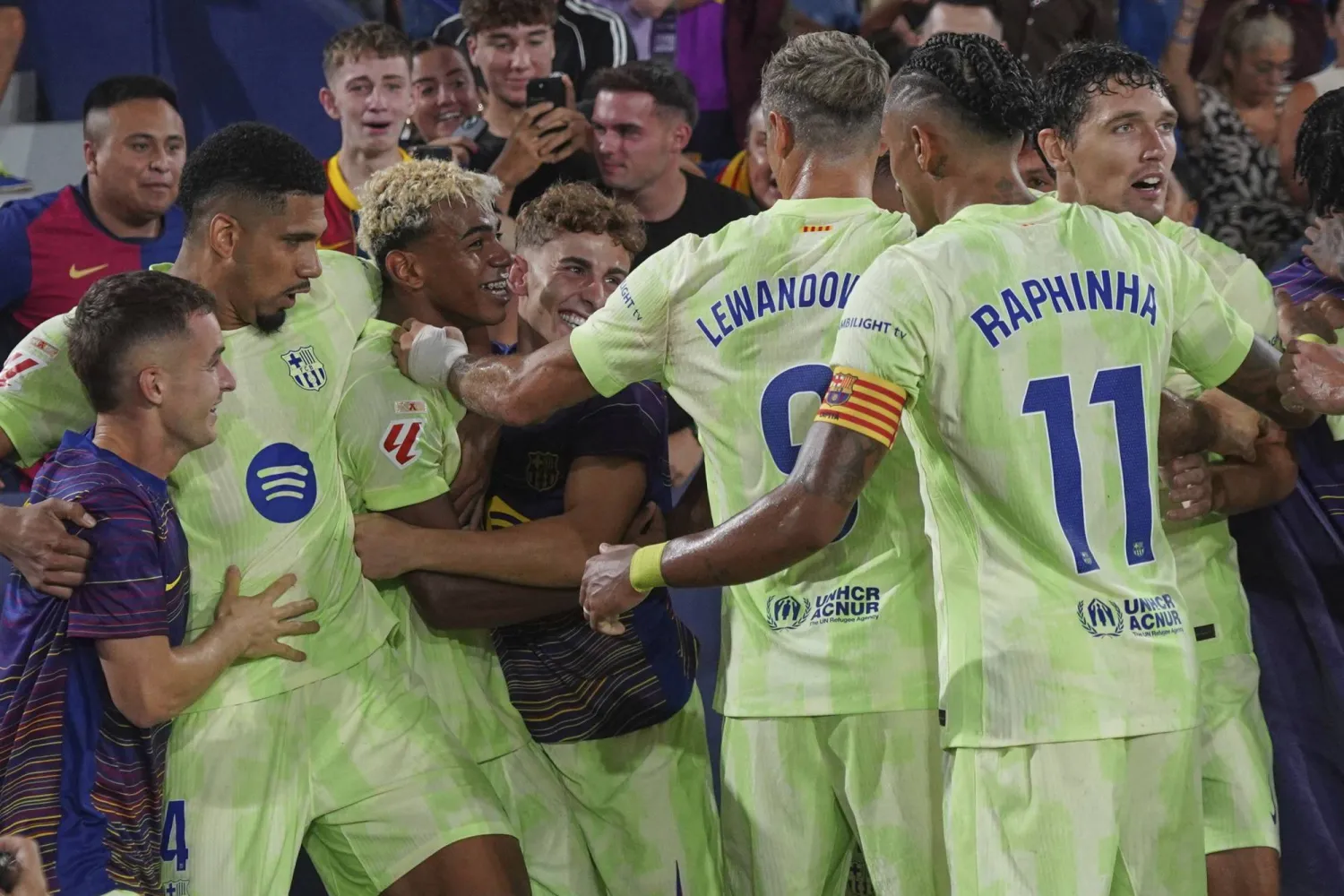 برشلونة يطلب خوض أولى مبارياته في دوري الأبطال خارج ملعبه (أ.ب)