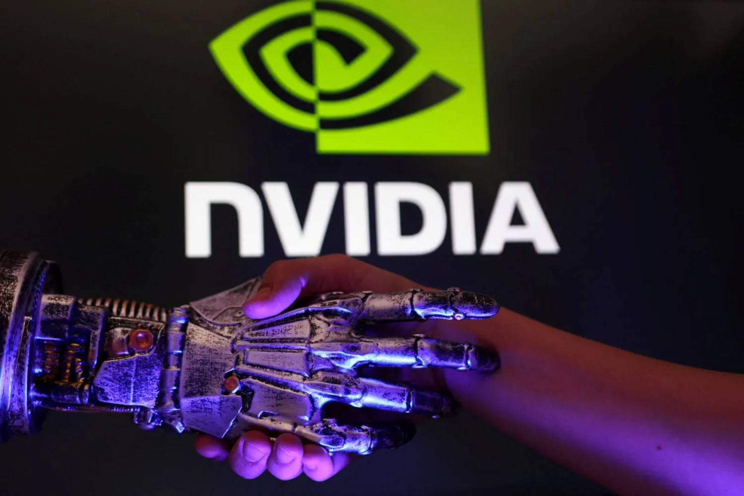 شعار «إنفيديا» ويد بشرية ويد روبوت مطبوعة ثلاثية الأبعاد في رسم توضيحي (رويترز)