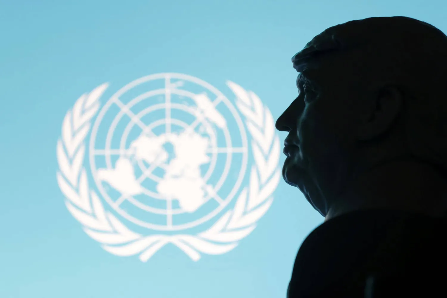 صورة مركّبة تظهر الرئيس الأميركي دونالد ترمب مع شعار الأمم المتحدة في الخلفية (رويترز)
