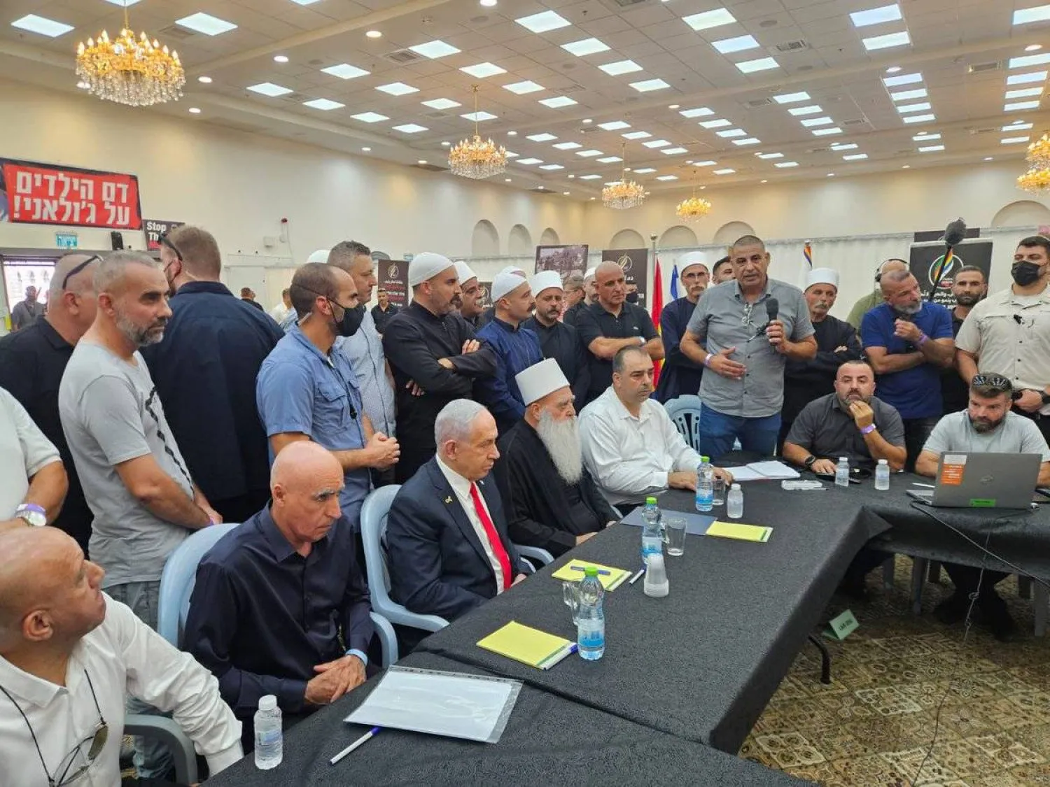  بنيامين نتنياهو التقى صباح الخميس رئيس الطائفة الدرزية موفق طريف في قرية جولس بالجليل الأعلى (متداولة)