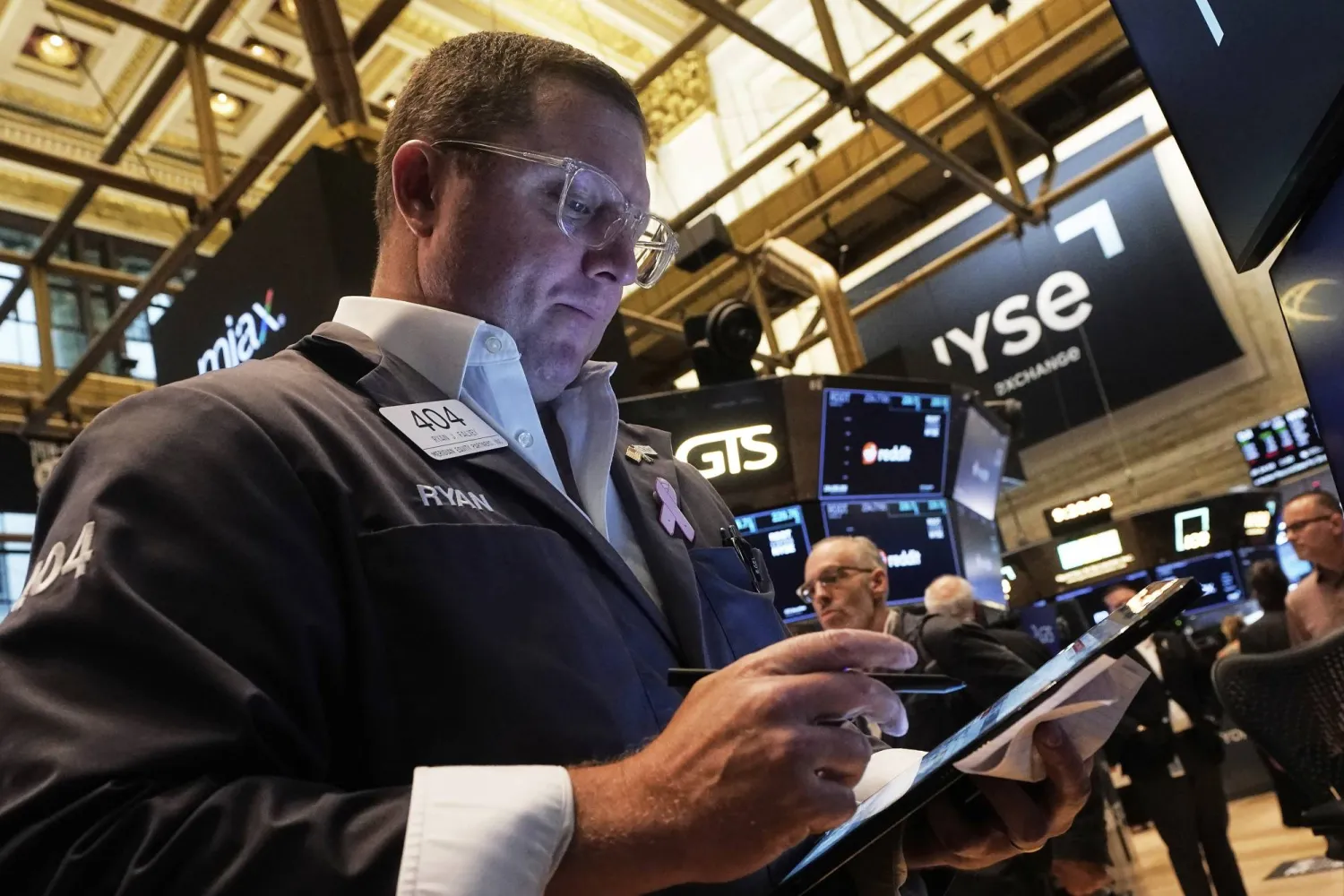 متداول يعمل في بورصة نيويورك (أ.ب)