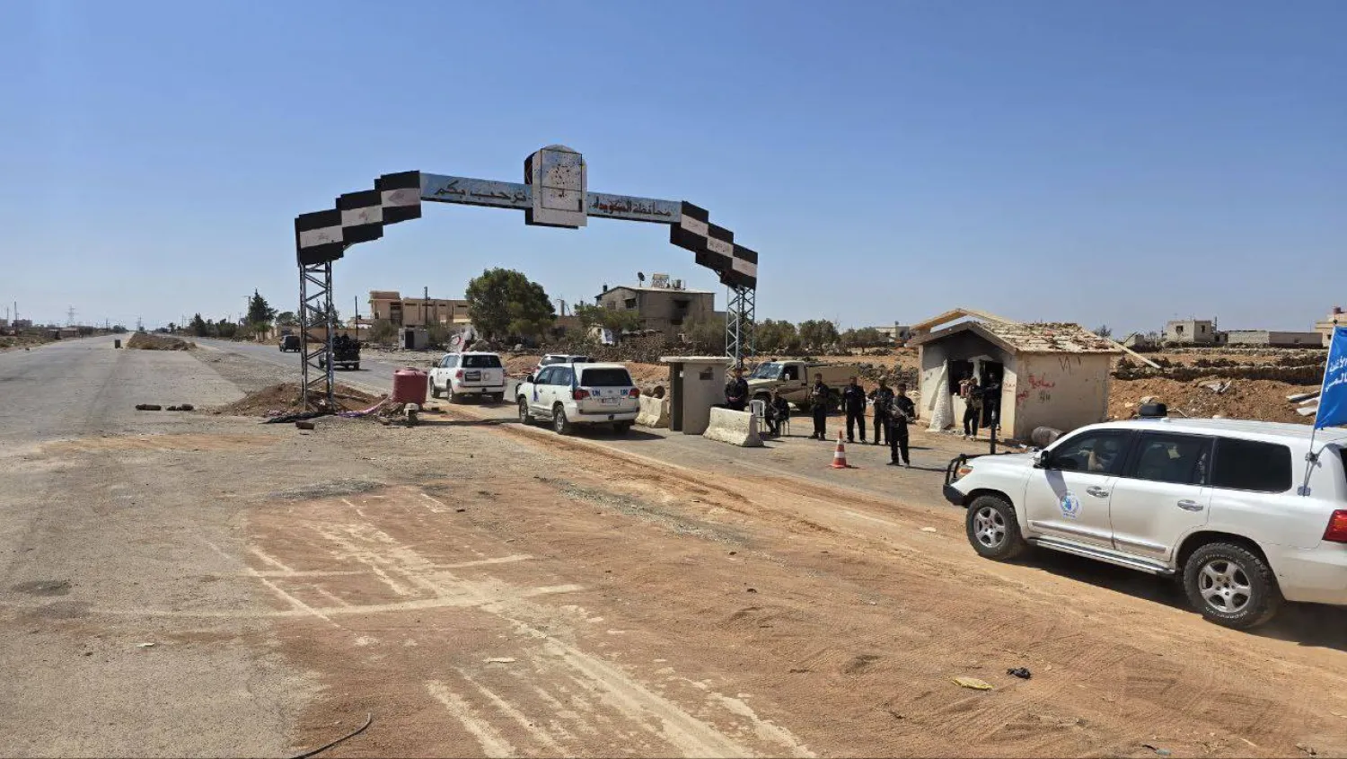 قافلة مساعدات تابعة للهلال الأحمر ومنظمات دولية تعبر إلى محافظة السويداء بعد افتتاح طريق دمشق - السويداء في جنوب سوريا (محافظة السويداء عبر تلغرام)