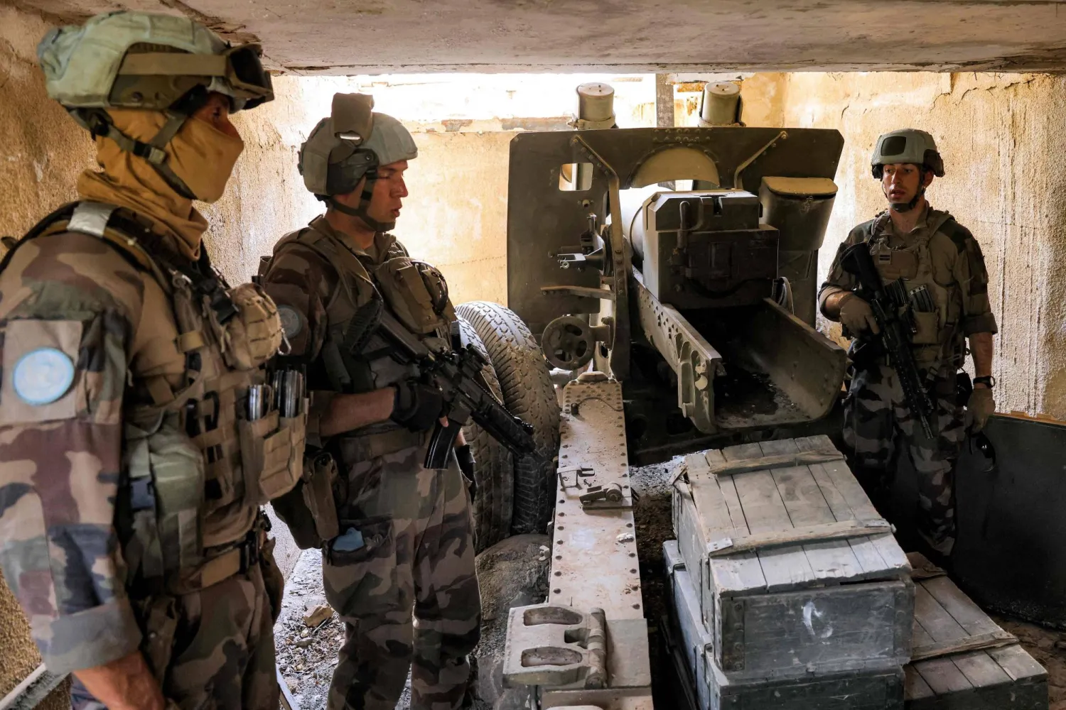 عناصر من «يونيفيل» يضبطون مدفعاً آلياً لـ«حزب الله» في بلدة الماري الحدودية بجنوب لبنان (أ.ف.ب)