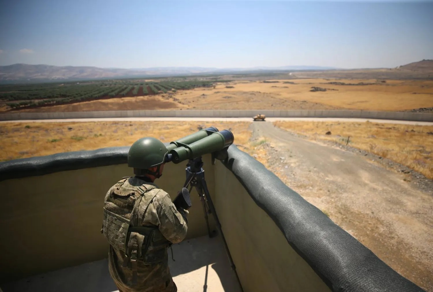 جندي تركي يراقب الحدود التركية السورية من النقطة صفر (الدفاع التركية)