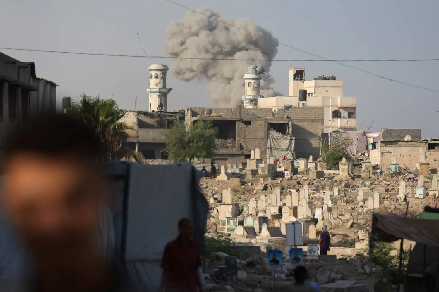 السويد وهولندا تدعمان فرض عقوبات على إسرائيل وحركة «حماس» بسبب الحرب في قطاع غزة (رويترز)