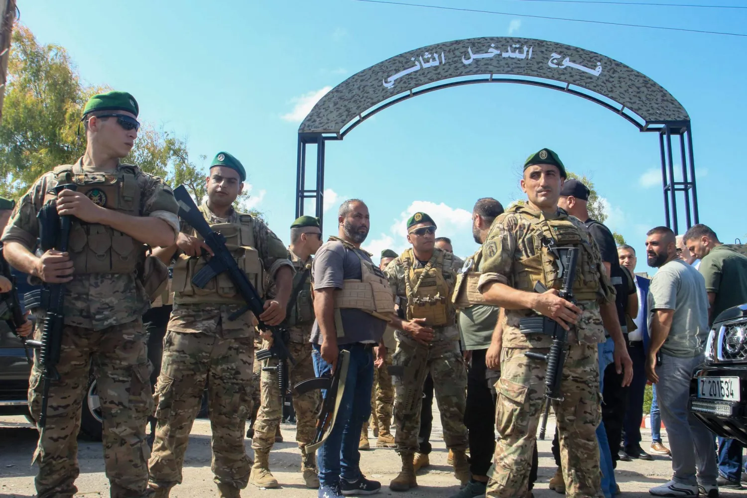 جنود لبنانيون يحرسون قاعدة عسكرية في مدينة صور الجنوبية (أ.ف.ب)