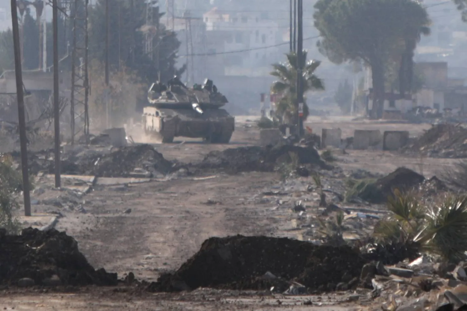 دورية لدبابة تابعة للجيش الإسرائيلي في المنطقة العازلة بمرتفعات الجولان 8 يناير (أ.ف.ب)