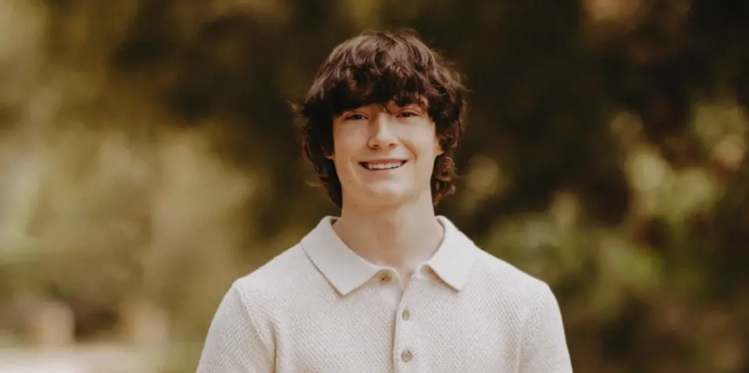 وفاة آدم راين البالغ من العمر 16 عاماً بعد محادثة مع  «تشات جي بي تي» يدعي فيها والداه أنها شجعته على الانتحار (The Raine Family)