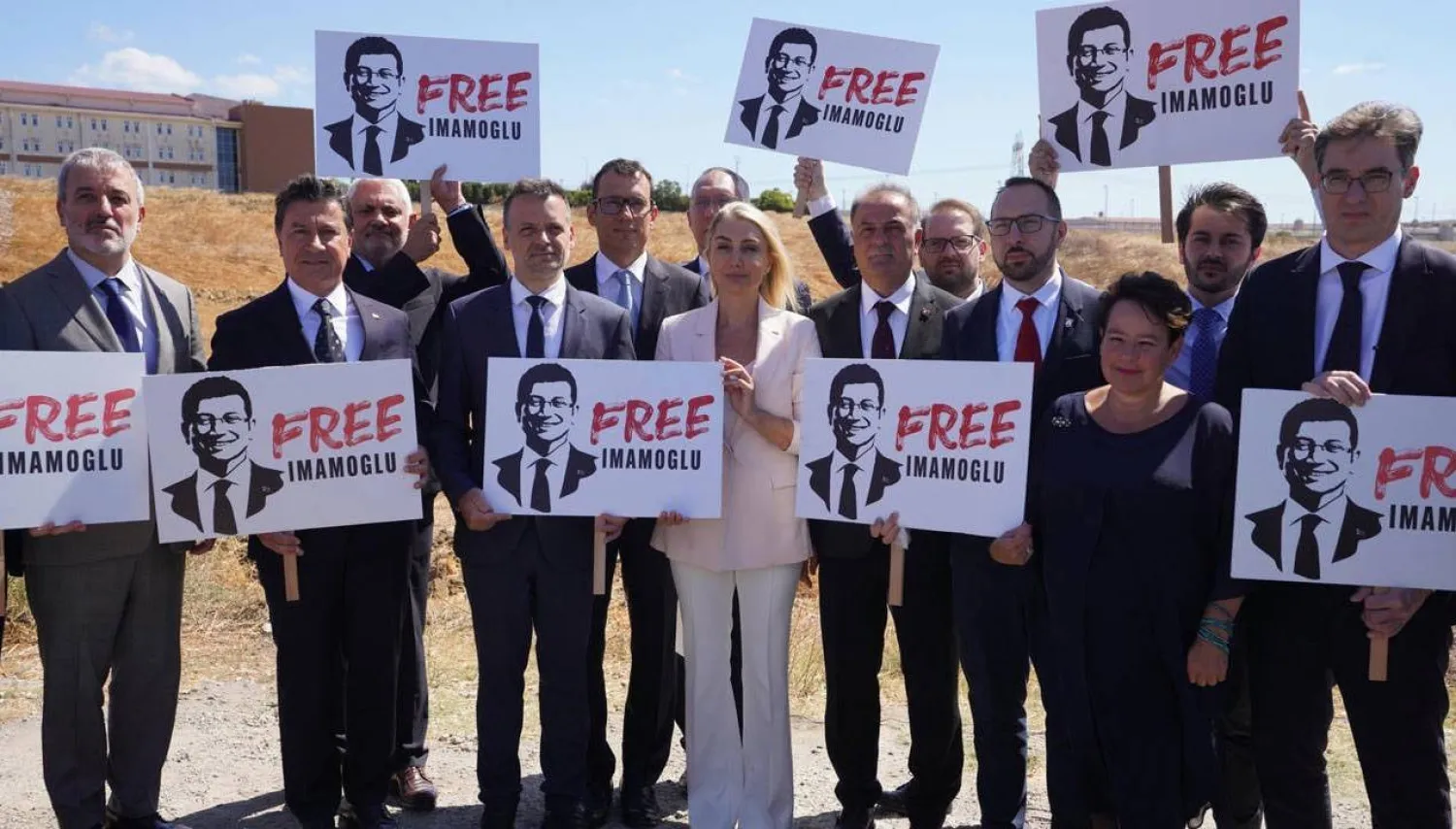رؤساء بلديات أوروبيون يرفعون لافتات تحمل صور رئيس بلدية إسطنبول المحتجز أكرم إمام أوغلو مطالبين بإطلاق سراحه أمام سجن سيليفري بعد رفض وزارة العدل التركية زيارتهم له في سجن سيليفري (حزب الشعب الجمهوري - إكس) 