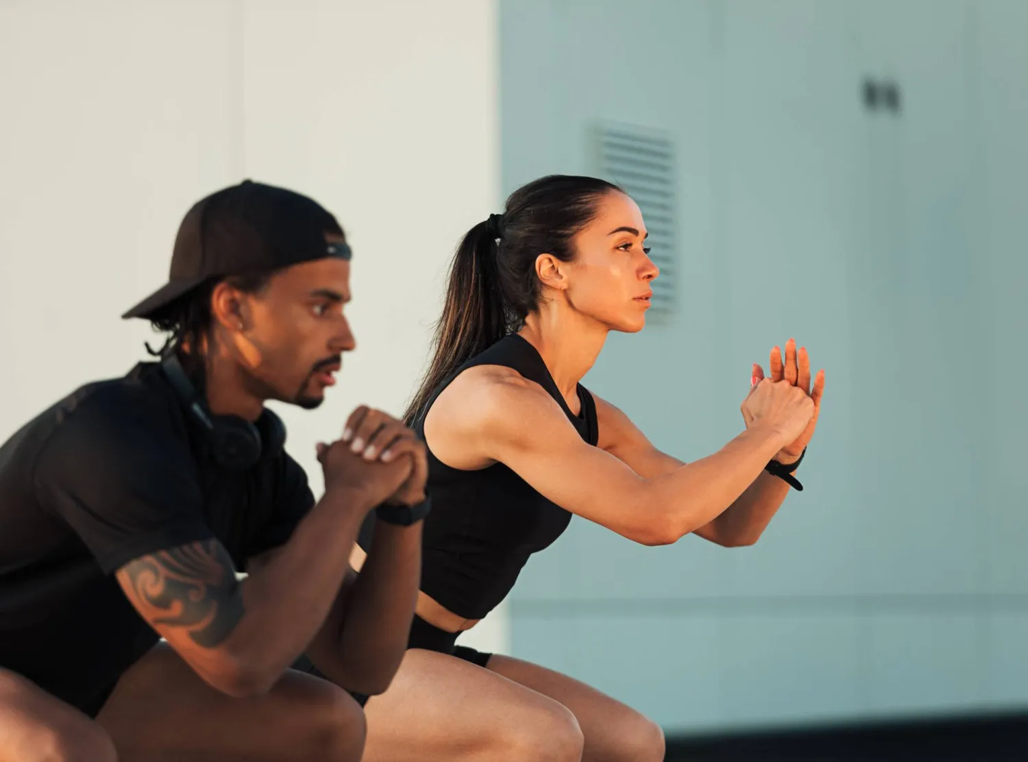 تعمل تمارين القرفصاء على تقوية عضلات الساقين والأرداف والوركين (رويترز)