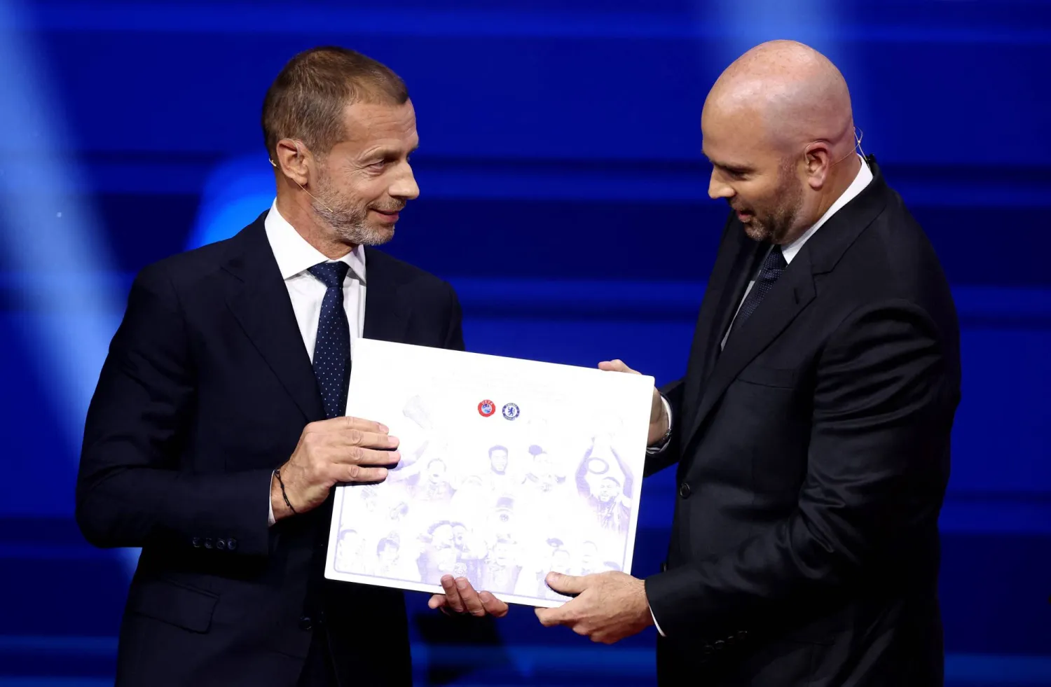 تشيفرين يسلم الجائزة إلى مدير العمليات ورئيس نادي تشيلسي جيسون جانون (رويترز)