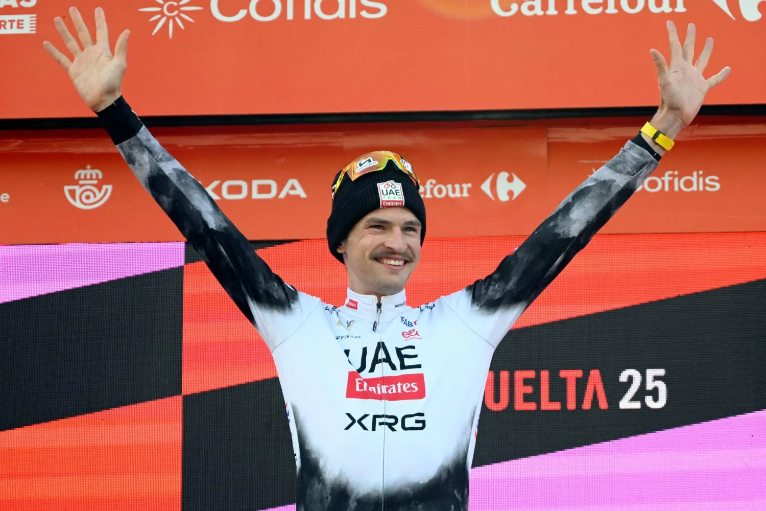 فاين على منصة التتويج (أ.ف.ب)
