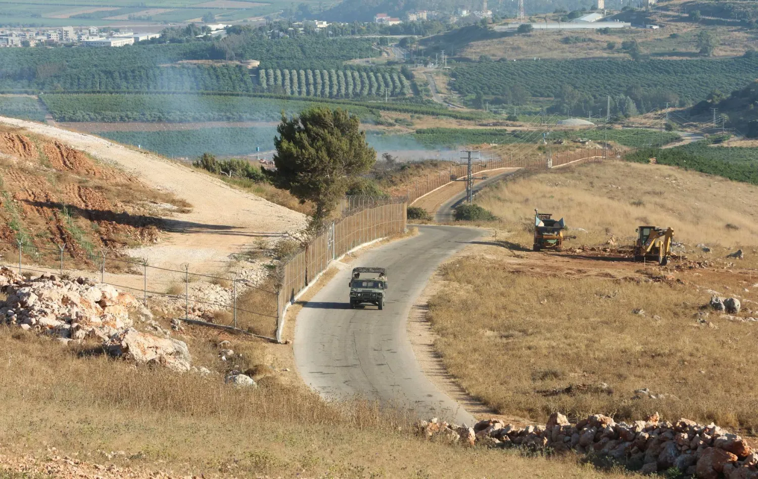 Lübnan ordusuna ait bir araç, İsrail sınırına yakın el-Hıyam kasabasından geçiyor. (Reuters – Arşiv)