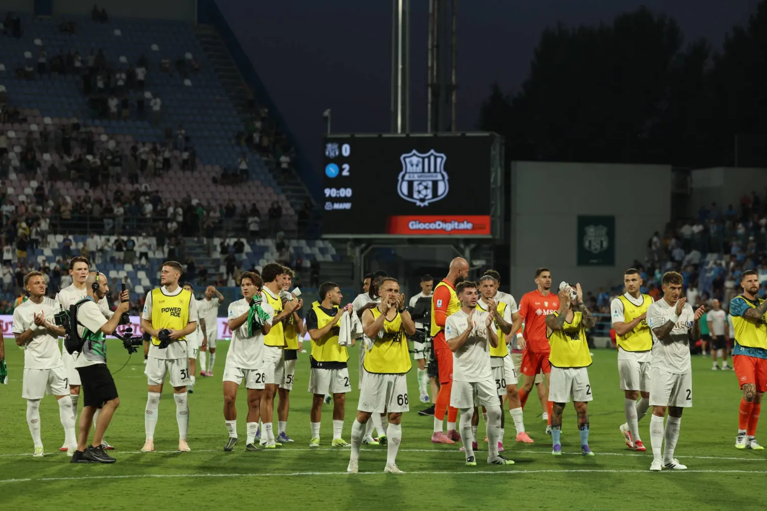 لاعبو نابولي بعد تخطي ساسولو في الجولة الماضية (رويترز)