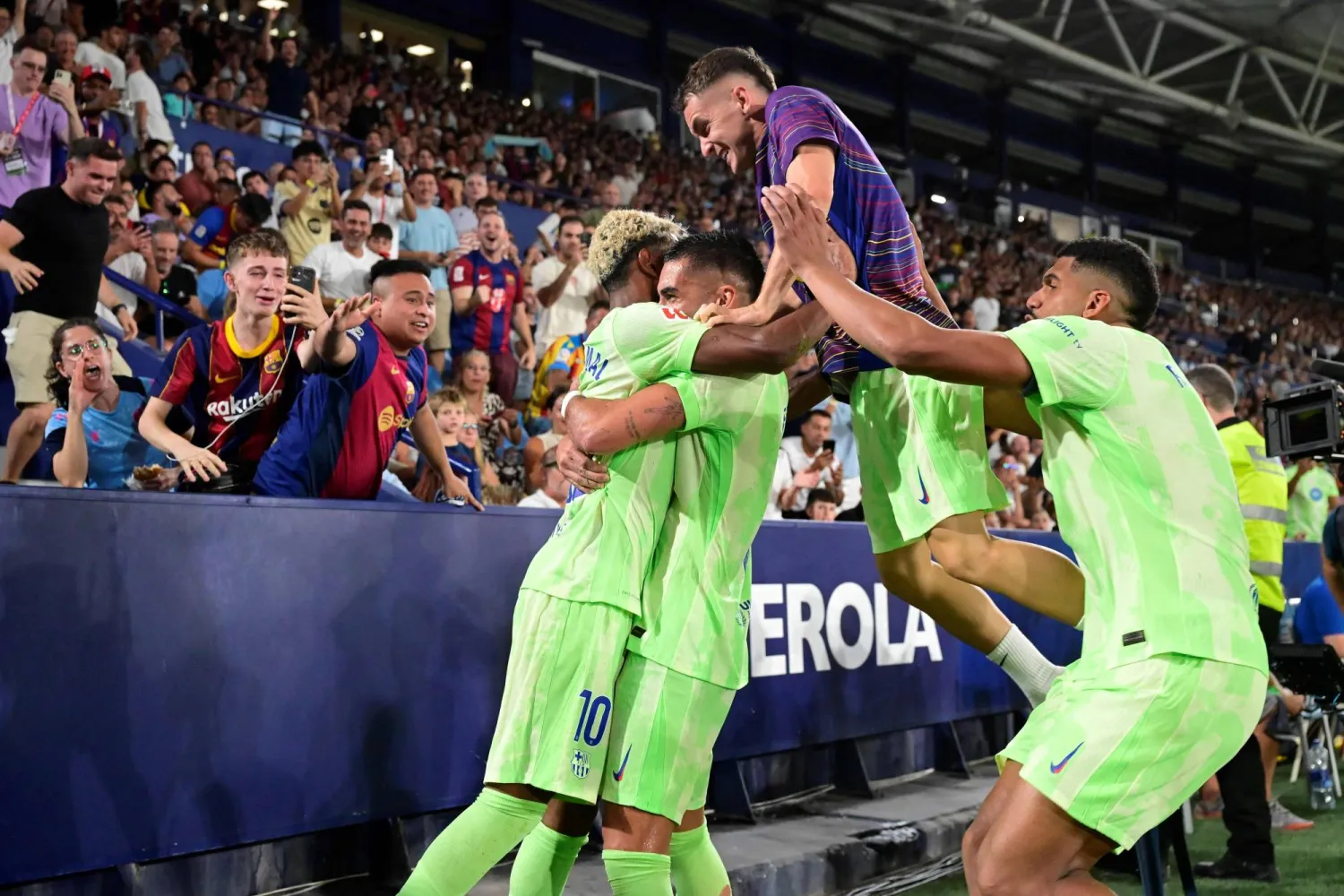 لاعبو برشلونة وفرحة الفوز على ليفانتي في الجولة الماضية (أ.ف.ب)
