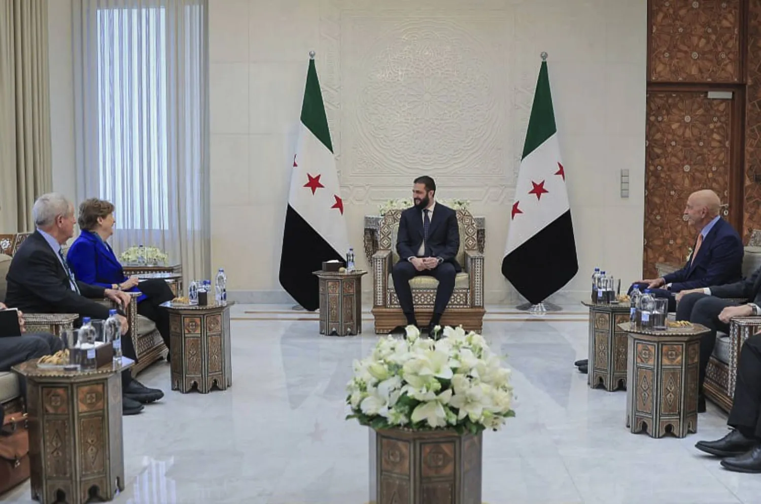 الرئيس السوري أحمد الشرع يلتقي وفداً من الكونغرس 25 أغسطس 2025 (أ.ب)