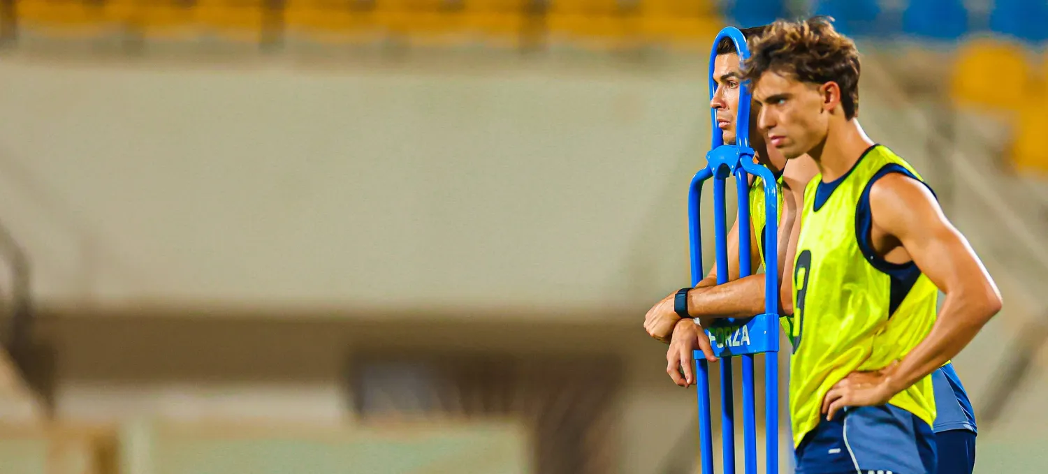 رونالدو وفيليكس ينصتان لتعليمات خيسوس في تمرين النصر (موقع النادي)