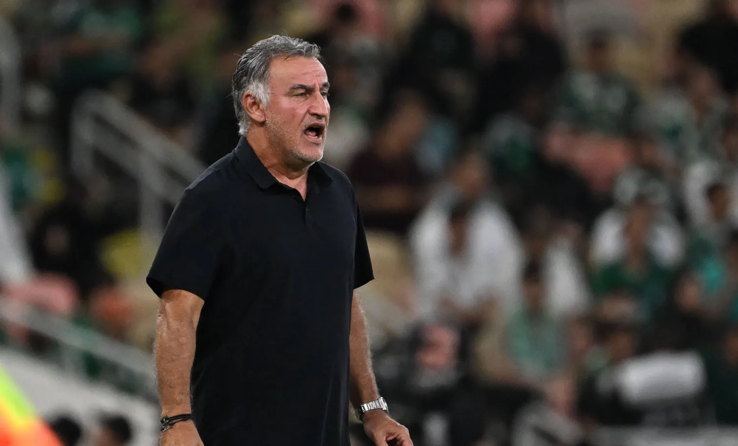 غالتييه مدرب فريق نيوم يوجّه لاعبيه خلال المباراة (تصوير: علي خمج) 