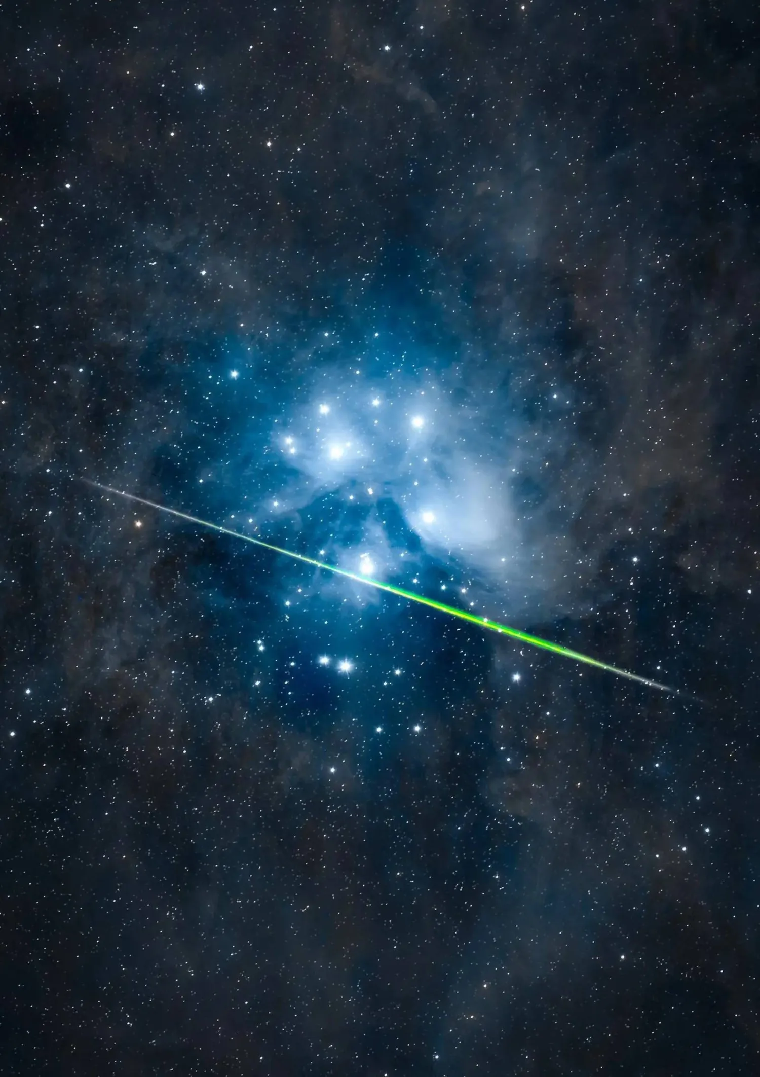 وثَّقت الصورة وهجاً أخضر لشهاب يخترق عنقود «الثريا» النجمي (واس)