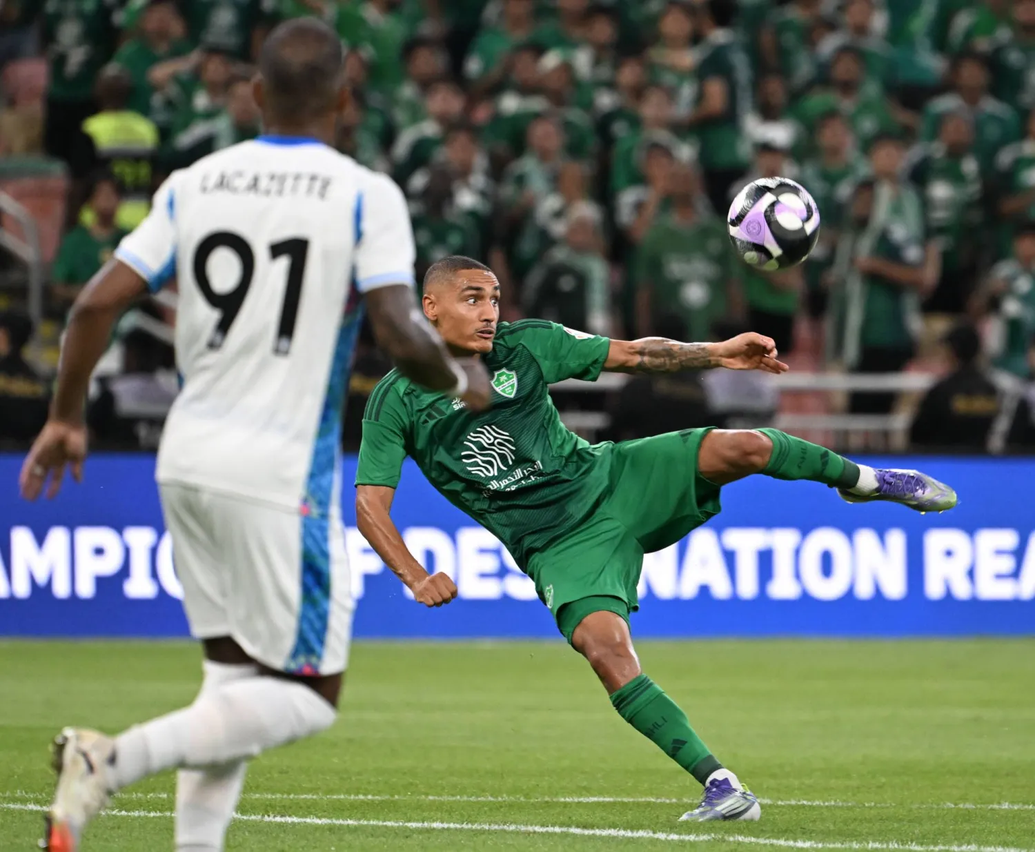 ميلوت يسدد كرة مقصية تجاه مرمى نيوم (تصوير: علي خمج)