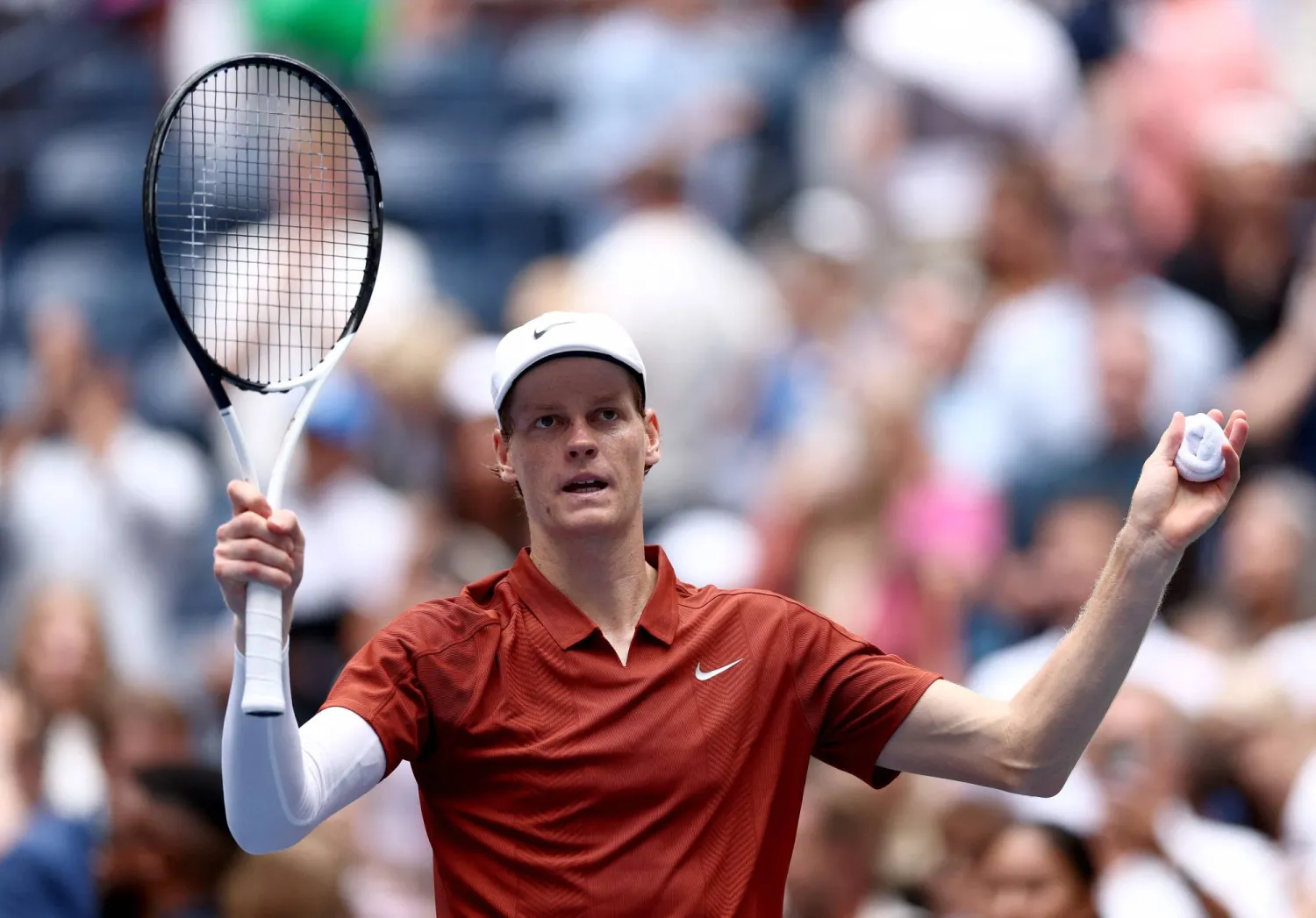 سينر محتفلاً بالفوز (أ.ف.ب)