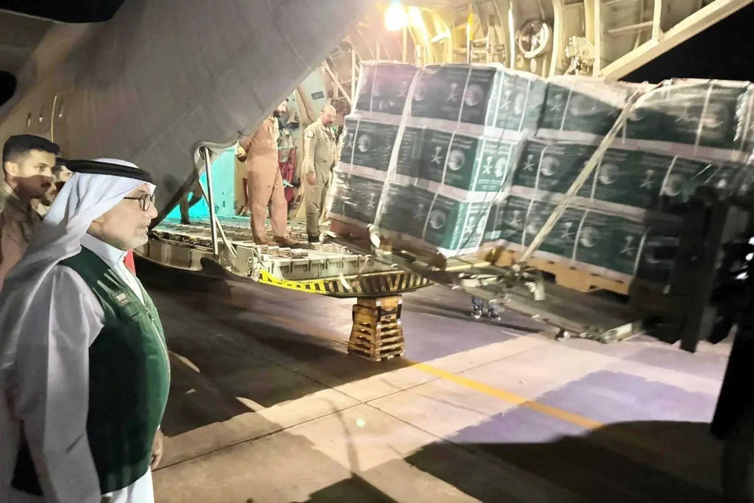 تحمل الطائرة الإغاثية السعودية على متنها سلالاً غذائية (واس)