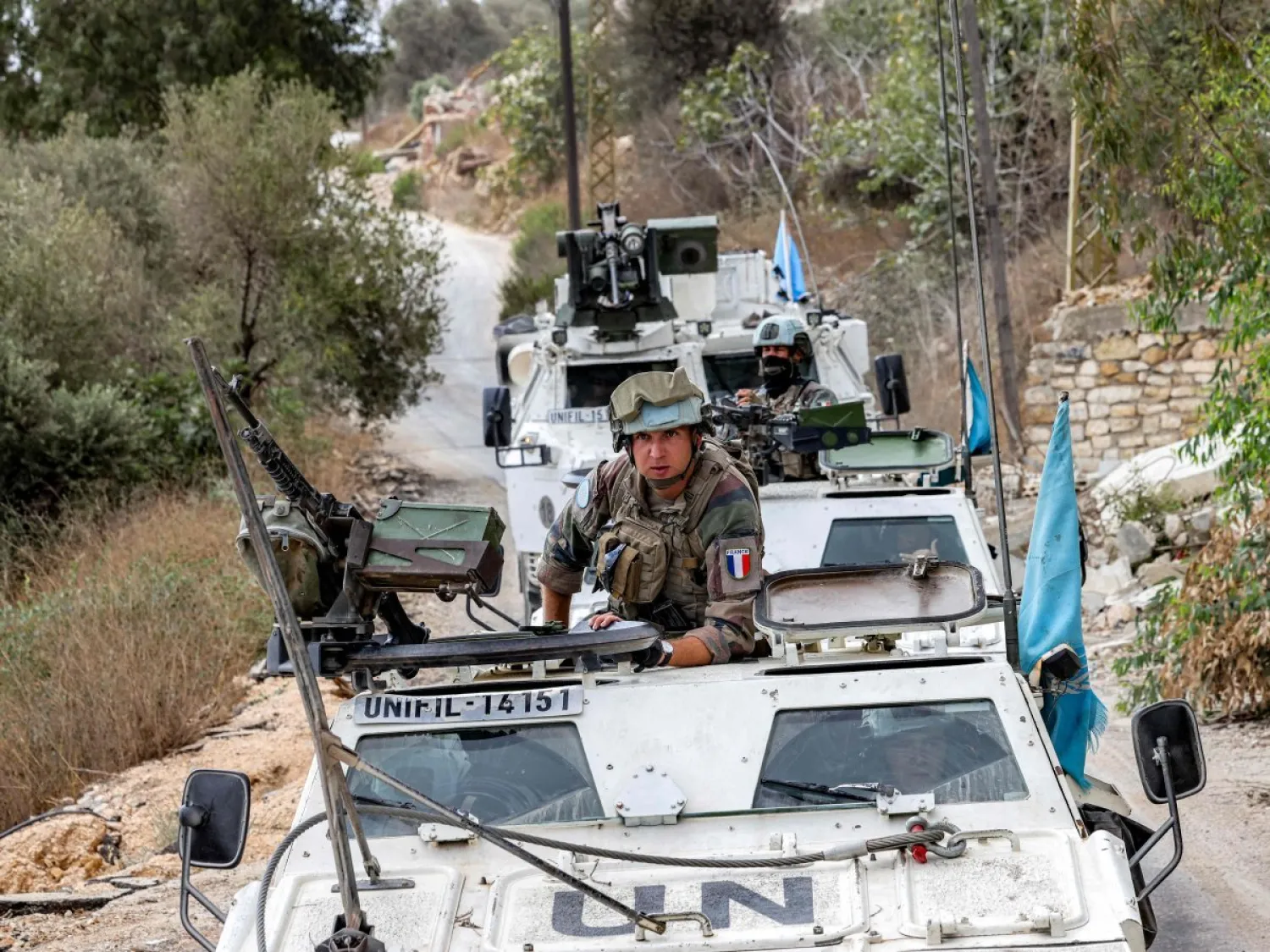 دورية مؤللة لقوات «يونيفيل» قرب منشأة لـ«حزب الله» في بلدة الماري الحدودية بجنوب لبنان (أ.ف.ب)