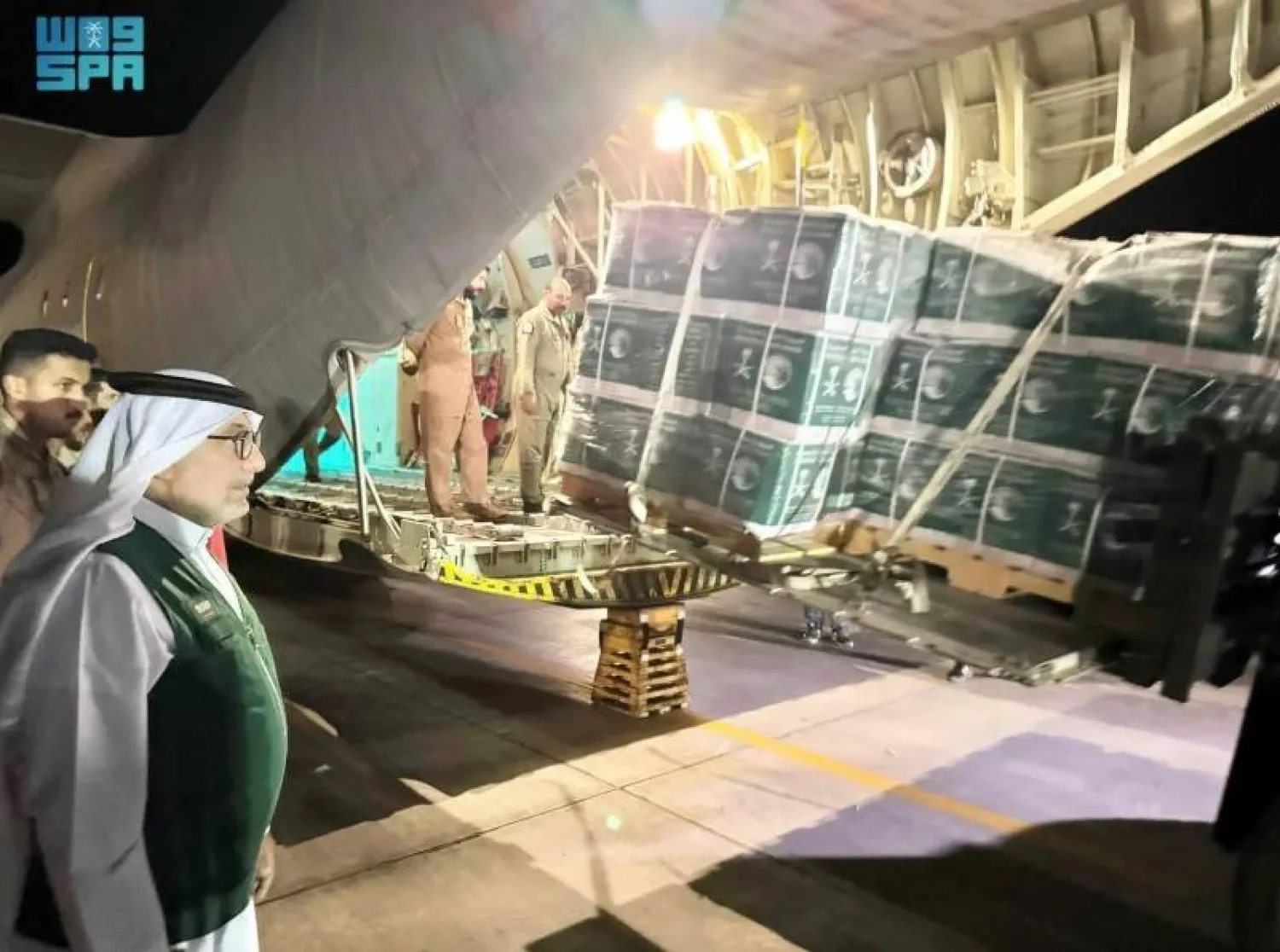 The airplane is carrying food for the affected Palestinian people in the Gaza Strip. SPA