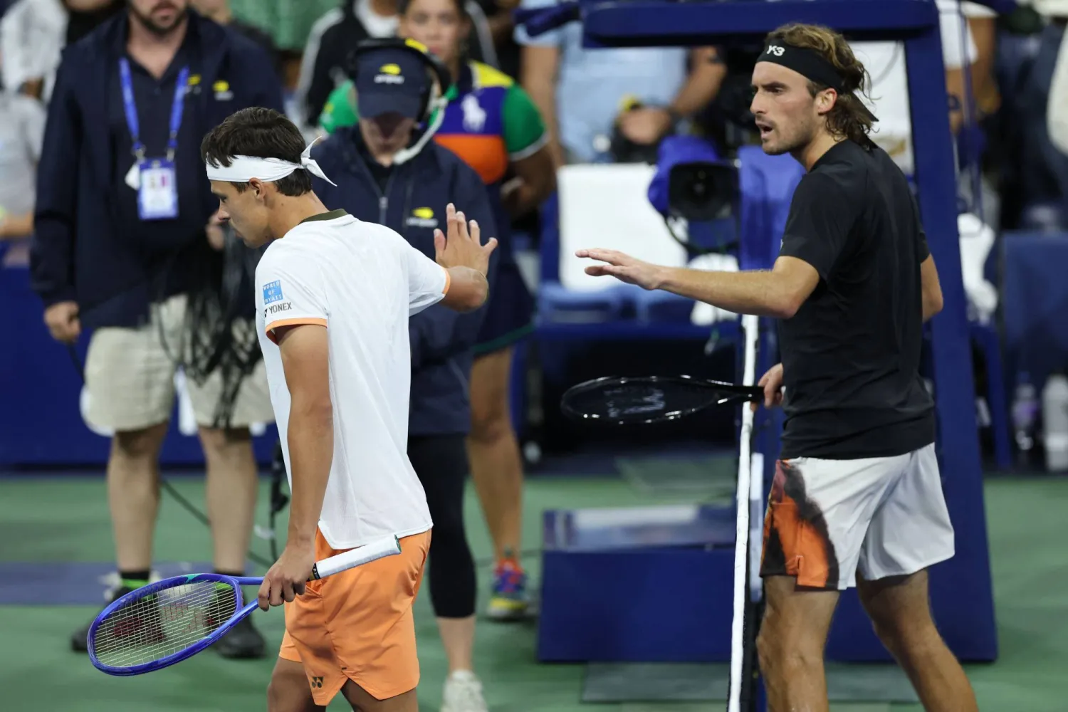 Germany's Daniel Altmaier (L) and Greece's Stefanos Tsitsipas argue after shaking hands at the net after Altmaier won their men's singles second round tennis match on day five of the US Open tennis tournament at the USTA Billie Jean King National Tennis Center in New York City, on August 28, 2025. (Photo by CHARLY TRIBALLEAU / AFP)