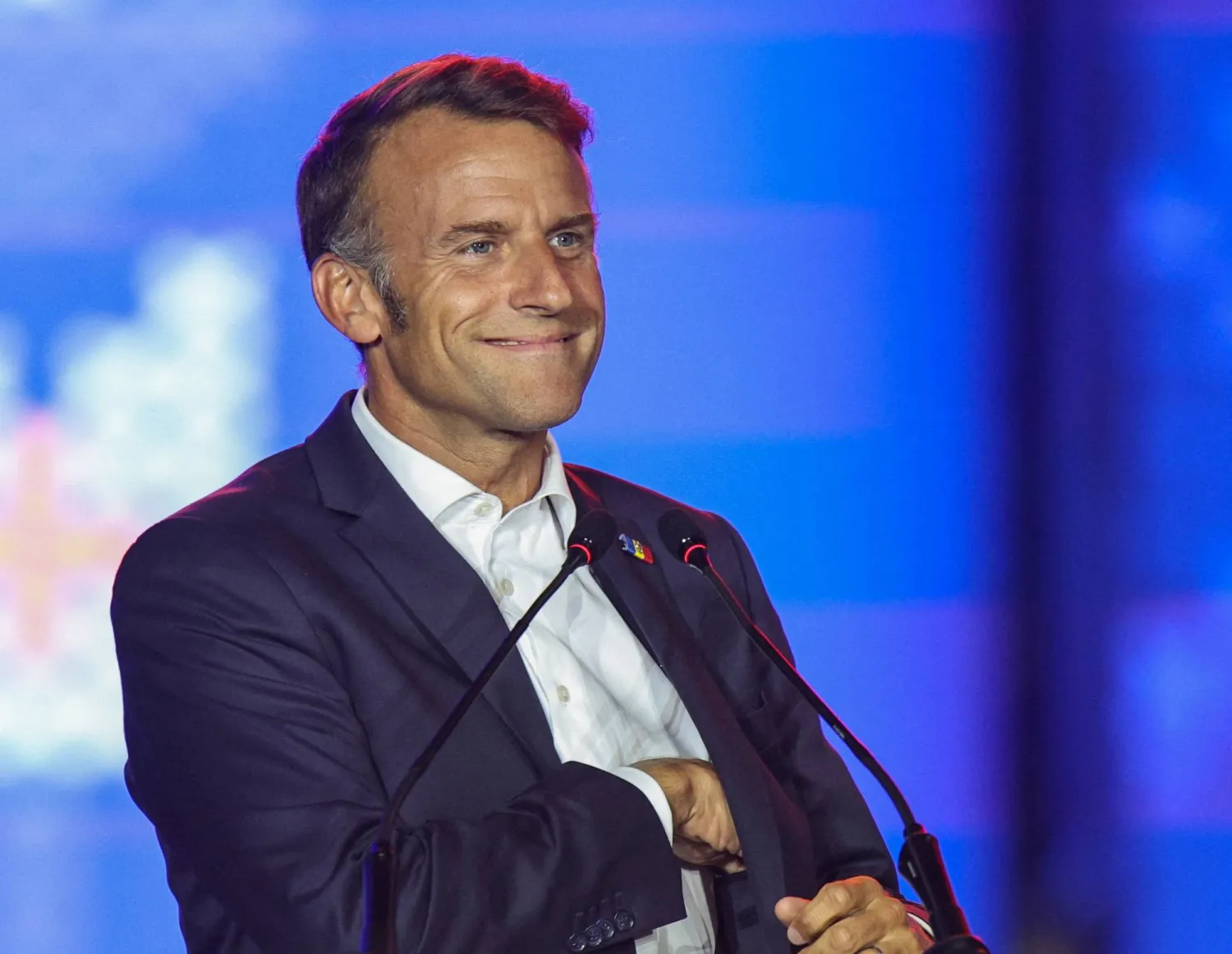 الرئيس الفرنسي إيمانويل ماكرون يتفاعل أثناء حضوره حفلاً موسيقياً بمناسبة يوم استقلال مولدوفا في كيشيناو يوم 27 أغسطس 2025 (رويترز)