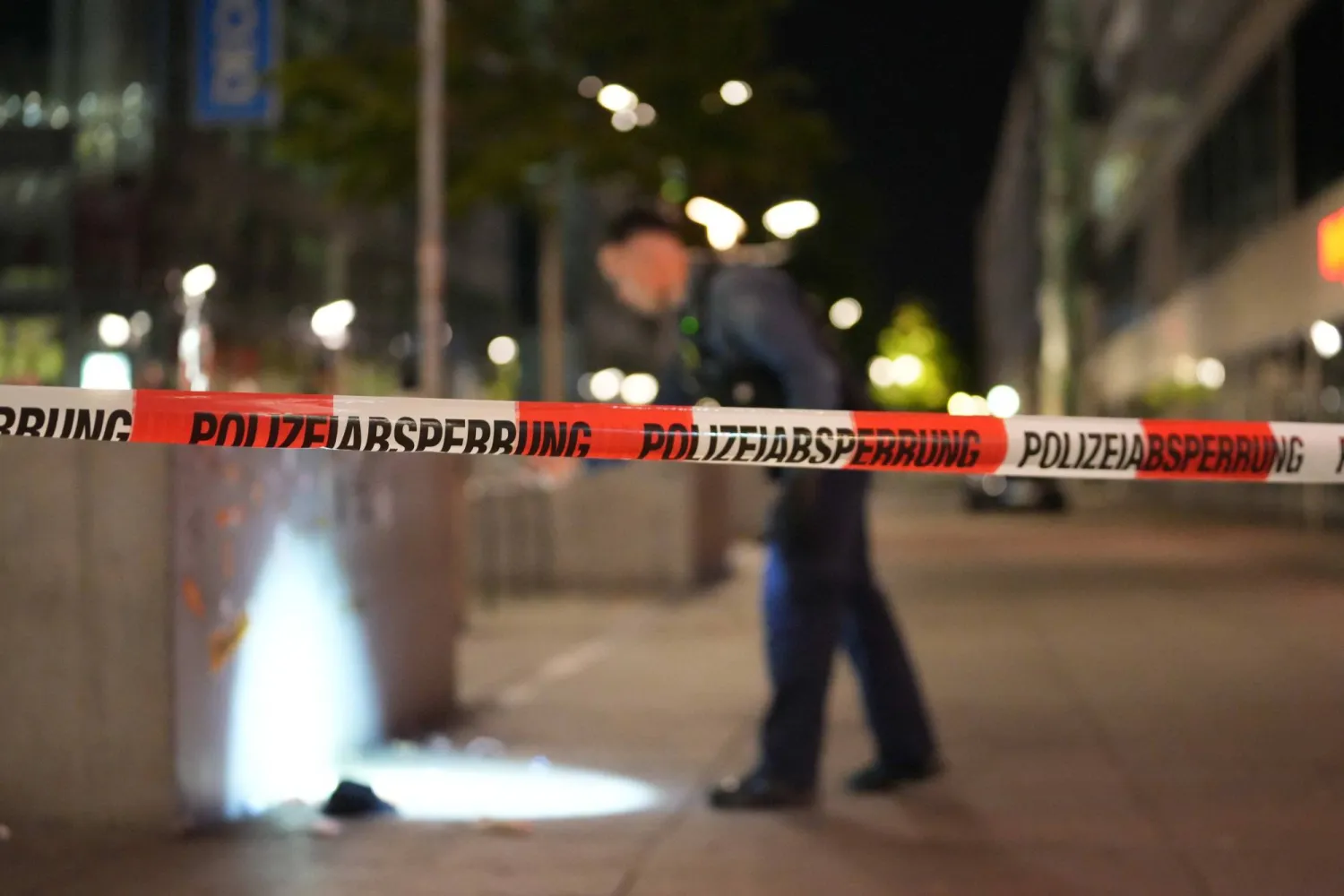 ضابط شرطة ألماني يُجري تحقيقاً خلف حاجز أمني بعد هجوم مُشتبه به بسكين أدى إلى إصابات في ساحة فينر بلاتز بمدينة دريسدن (د.ب.أ)