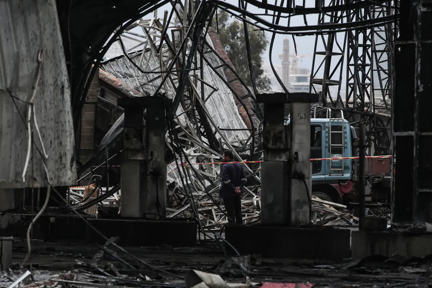 آثار دمار في محطة للوقود خاضعة للحوثيين استهدفتها ضربة إسرائيلية (د.ب.أ)