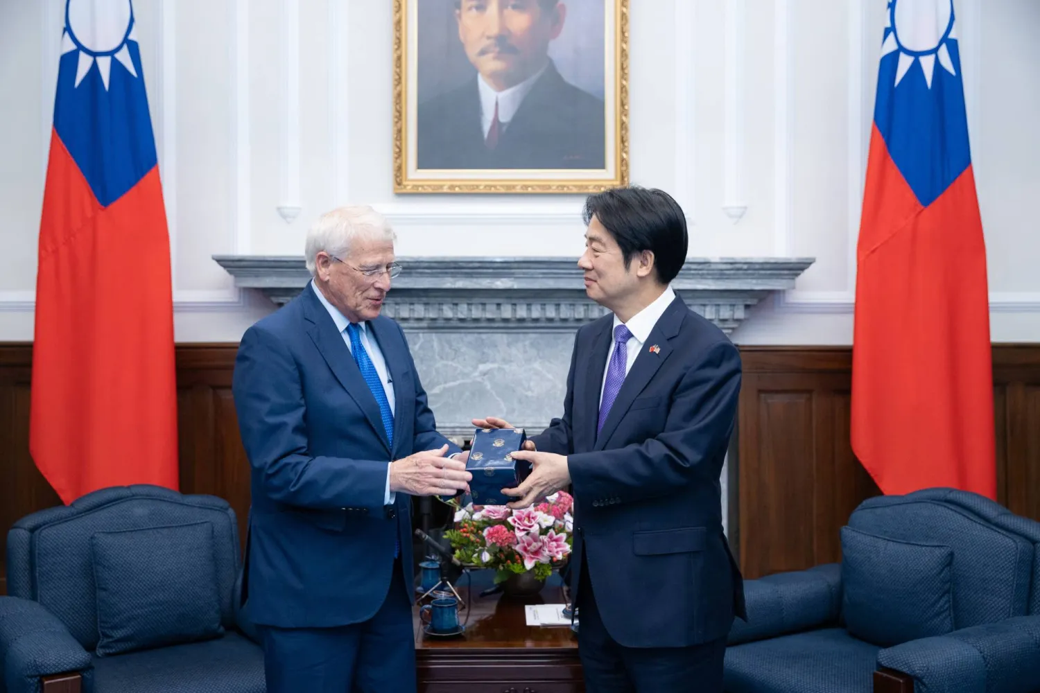 الرئيس التايواني لاي تشينغ-تي المعروف باسم ويليام لاي (يمين) يلتقط صورة تذكارية إلى جانب السيناتور الأميركي روجر ويكر خلال لقائهما بمبنى المكتب الرئاسي في تايبيه بتايوان... 29 أغسطس 2025 (أ.ب)