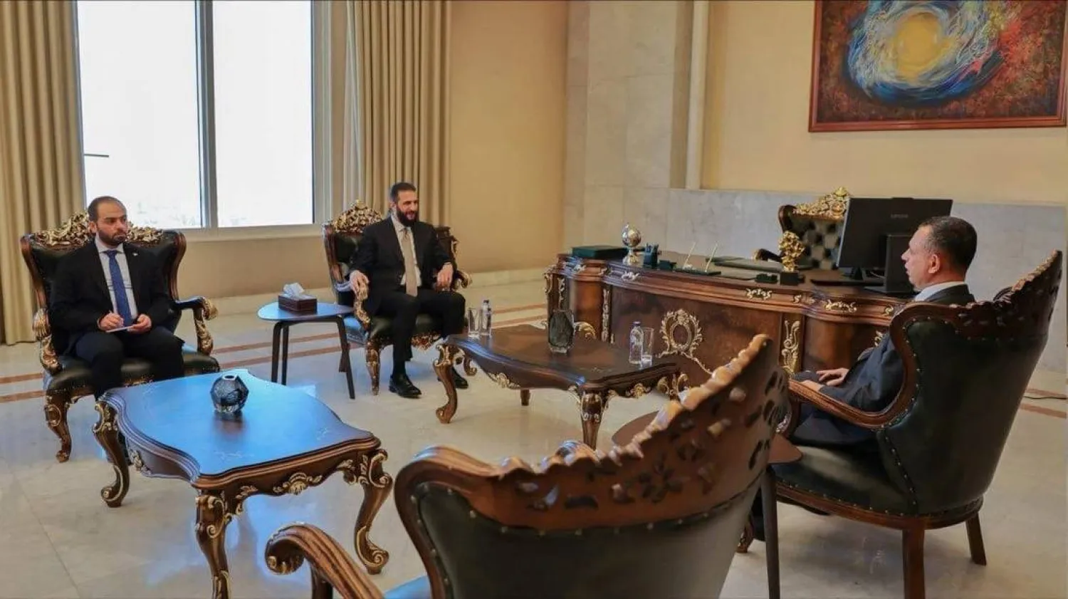 الرئيس السوري أحمد الشرع مستقبلاً رئيس جهاز المخابرات العراقي في دمشق يوم 18 أغسطس 2025 (إعلام حكومي)