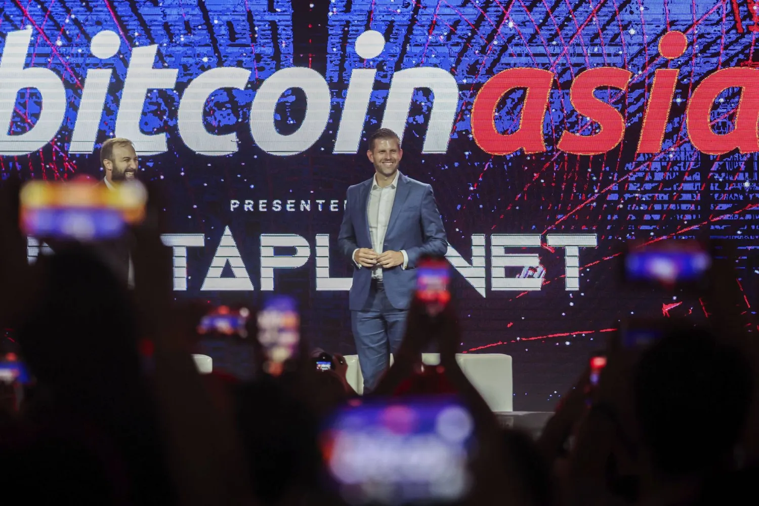 إريك ترمب خلال مؤتمر «بتكوين آسيا 2025» في مركز هونغ كونغ للمعارض (أ.ب)