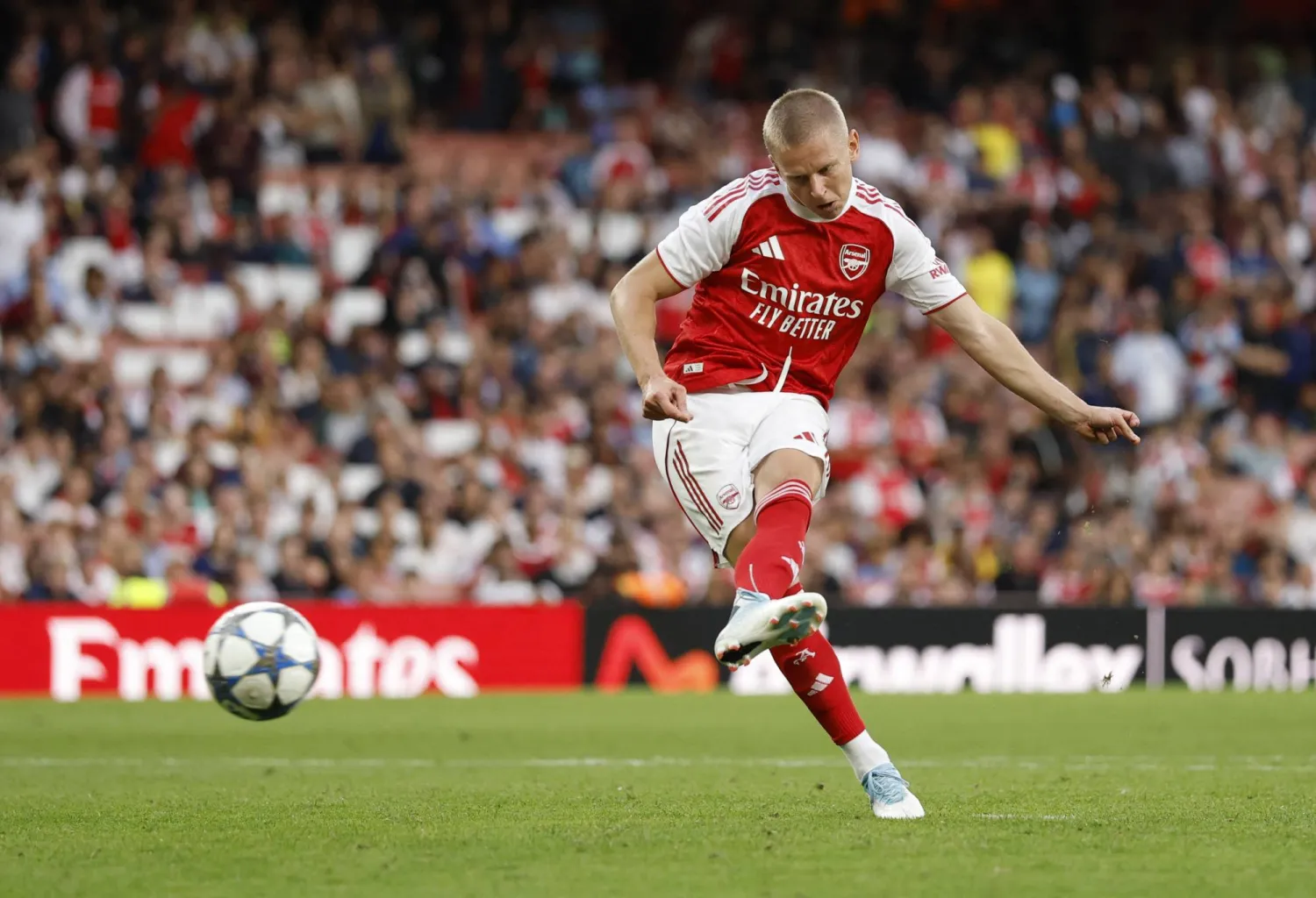 الأوكراني أولكسندر زينتشينكو لاعب آرسنال (رويترز)