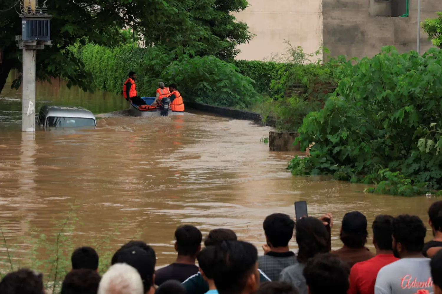 Volunteers from Rescue 1122 search for residents in a flooded area, following monsoon rains and rising water levels in Sialkot, Punjab province, Pakistan, August 27, 2025. REUTERS/Akhtar Soomro/File Photo 