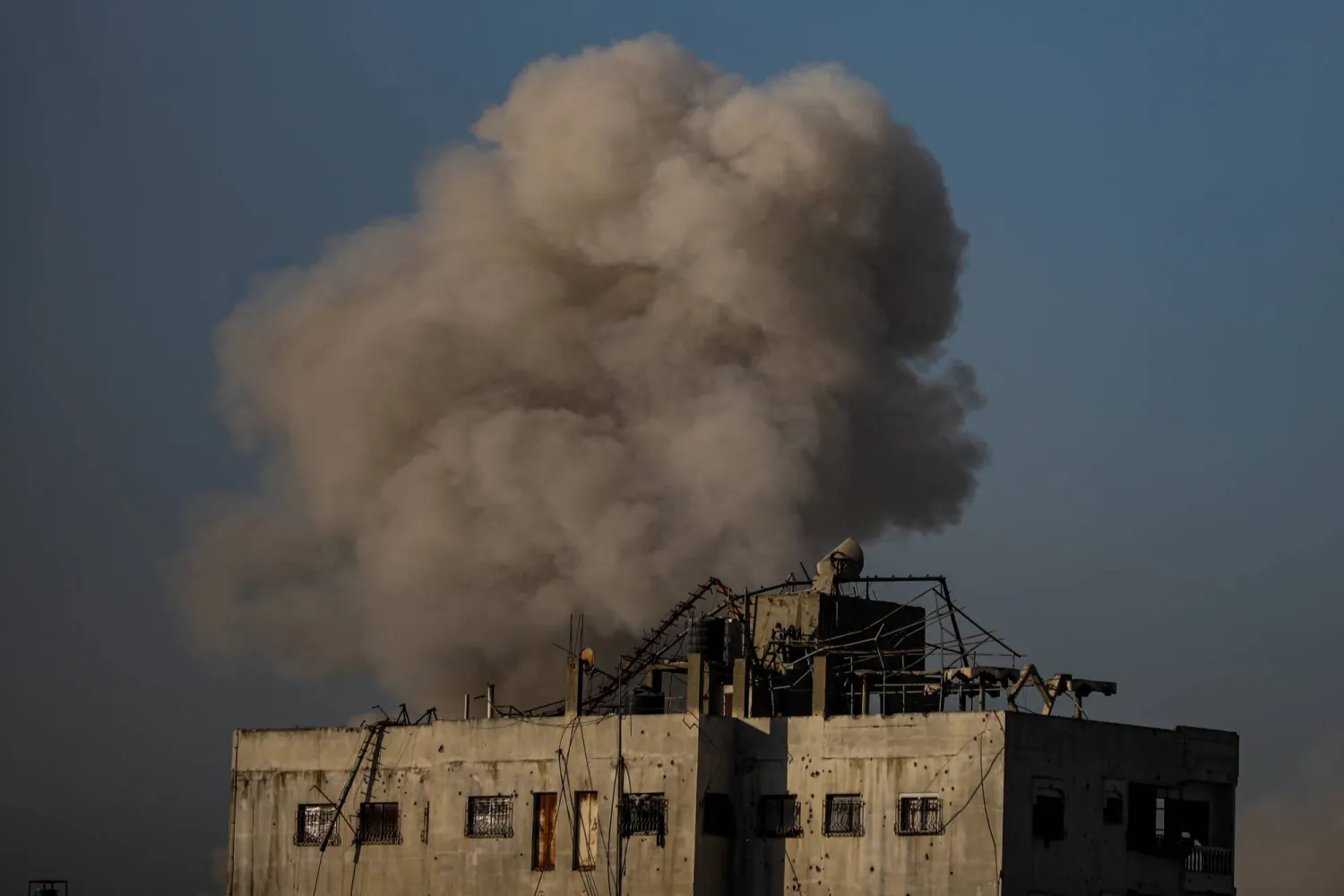 الدخان فوق مدينة غزة عقب غارة إسرائيلية الجمعة (د.ب.أ)