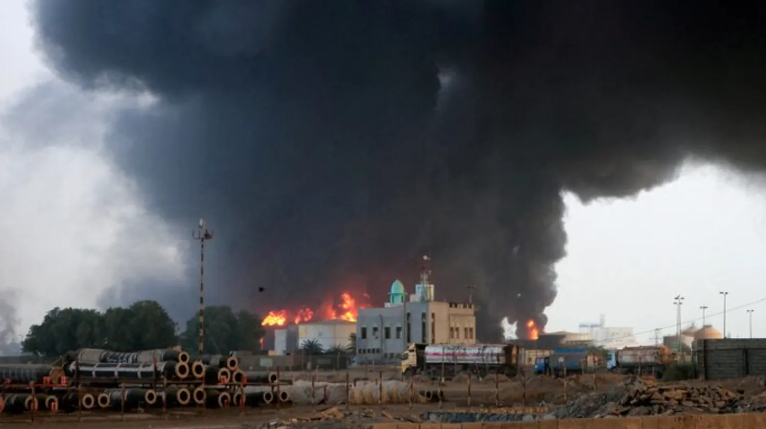 Flames and smoke rise from the site of Israeli air strikes at the port of Hodeidah, Yemen July 21, 2024. REUTERS/Stringer/File Photo 