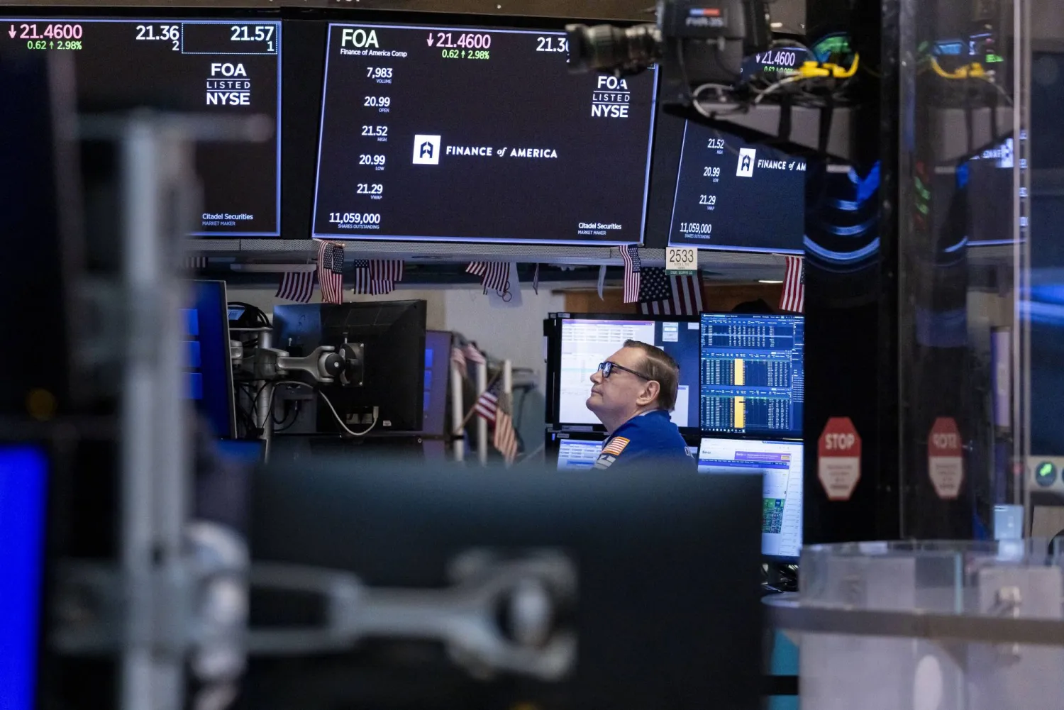 متداول يعمل في بورصة نيويورك (إ.ب.أ)