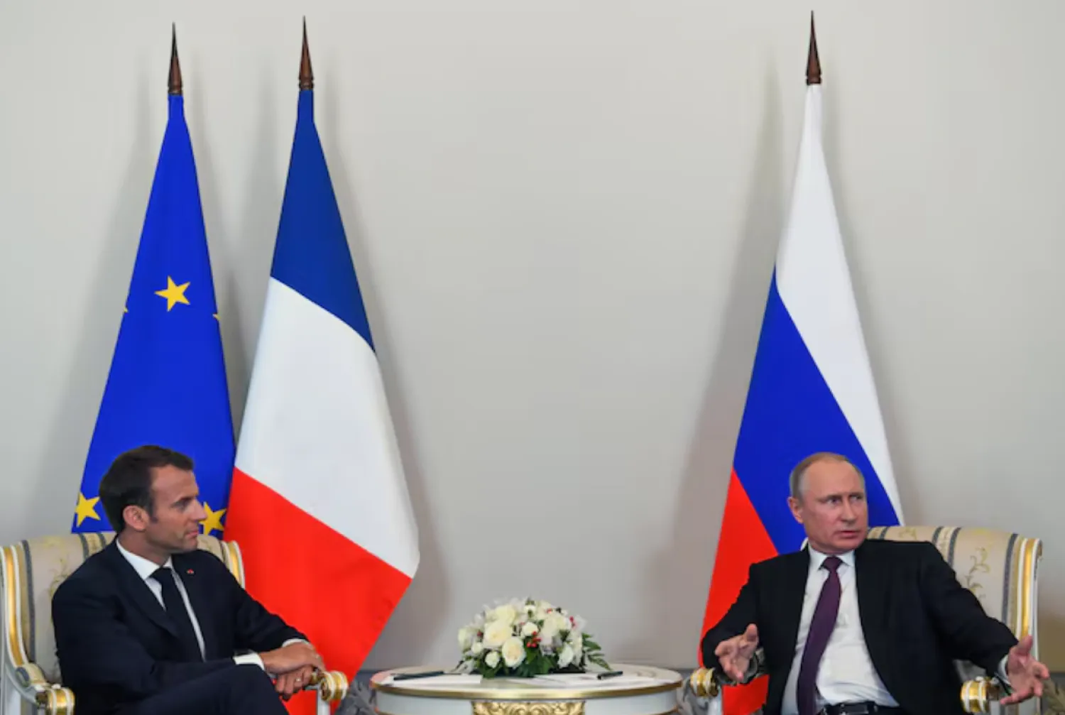 Russian President Vladimir Putin (R) meets with French President Emmanuel Macron in St. Petersburg, Russia May 24, 2018. Kirill Kudryavtsev/Pool via REUTERS/File Photo 