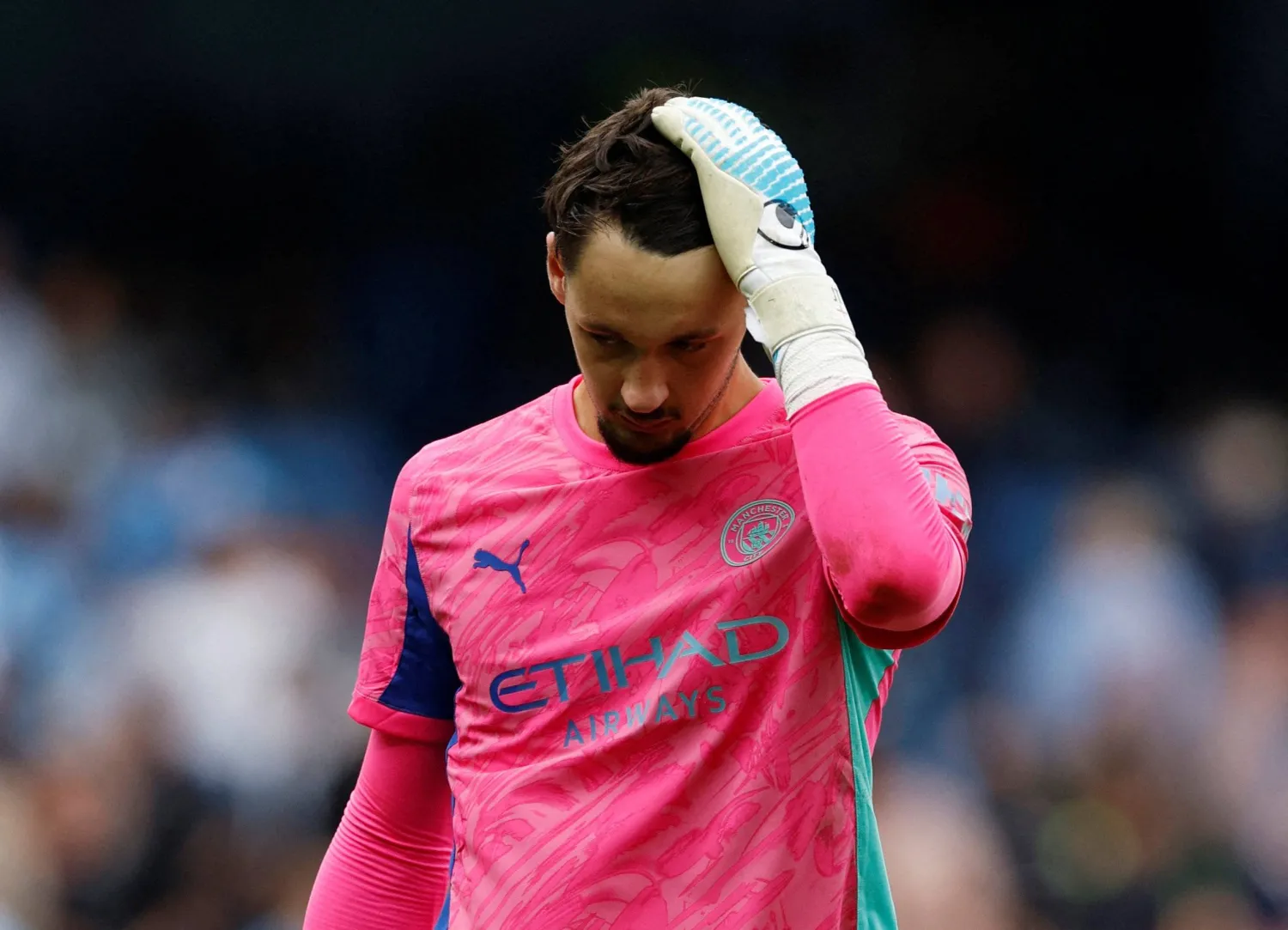 حارس المرمى جيمس ترافورد (رويترز)