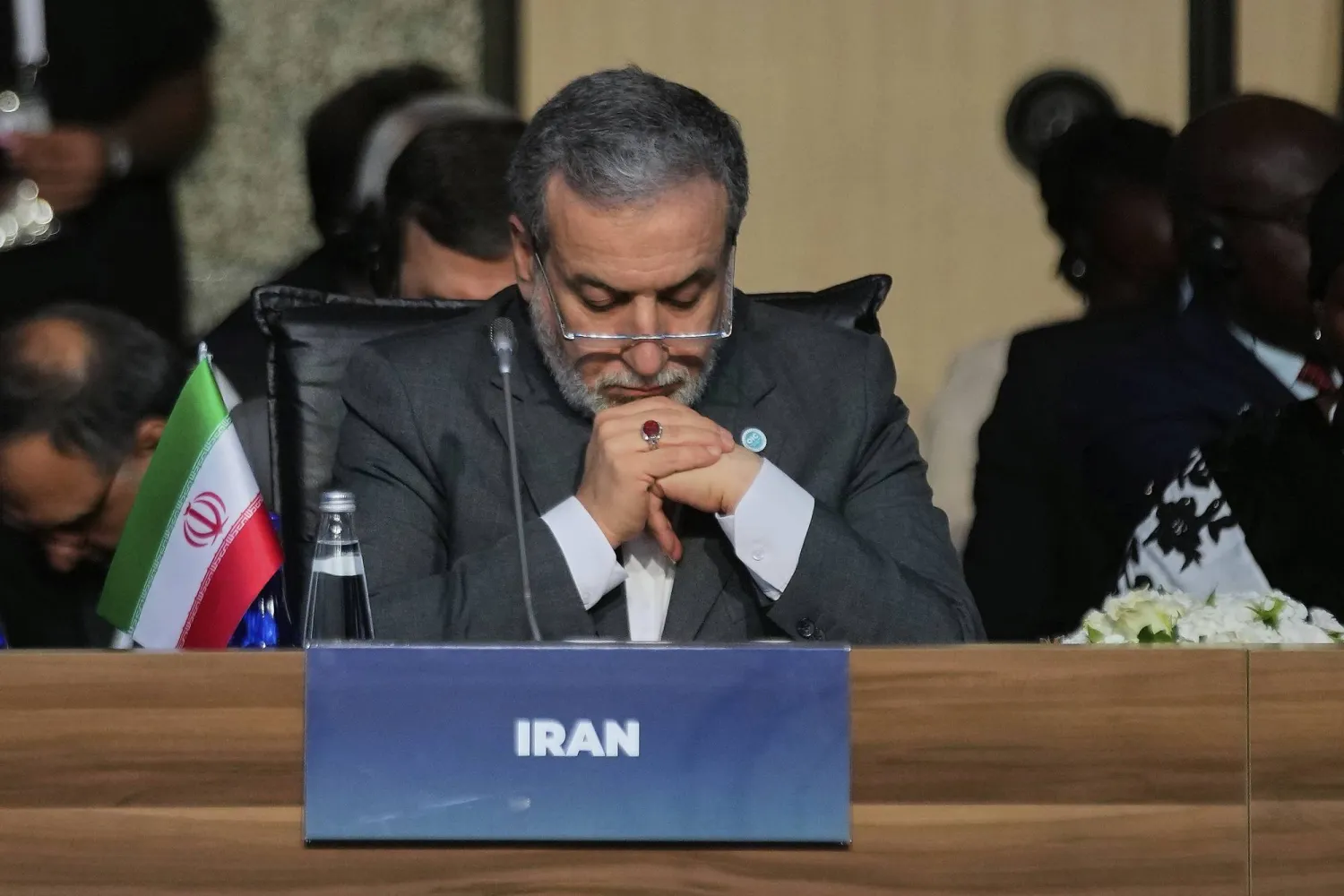 وزير الخارجية الإيراني عباس عراقجي خلال حضوره أحد اجتماعات وزراء خارجية «منظمة التعاون الإسلامي» في إسطنبول (أ.ب)